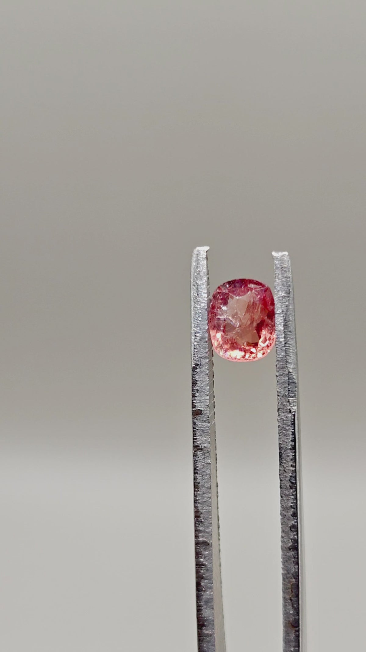 天然缅甸尖晶石 0.97 ct 枕形