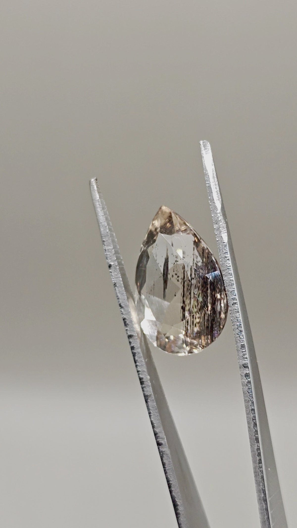 天然スキャポライト 14.98 ct ペアシェイプ