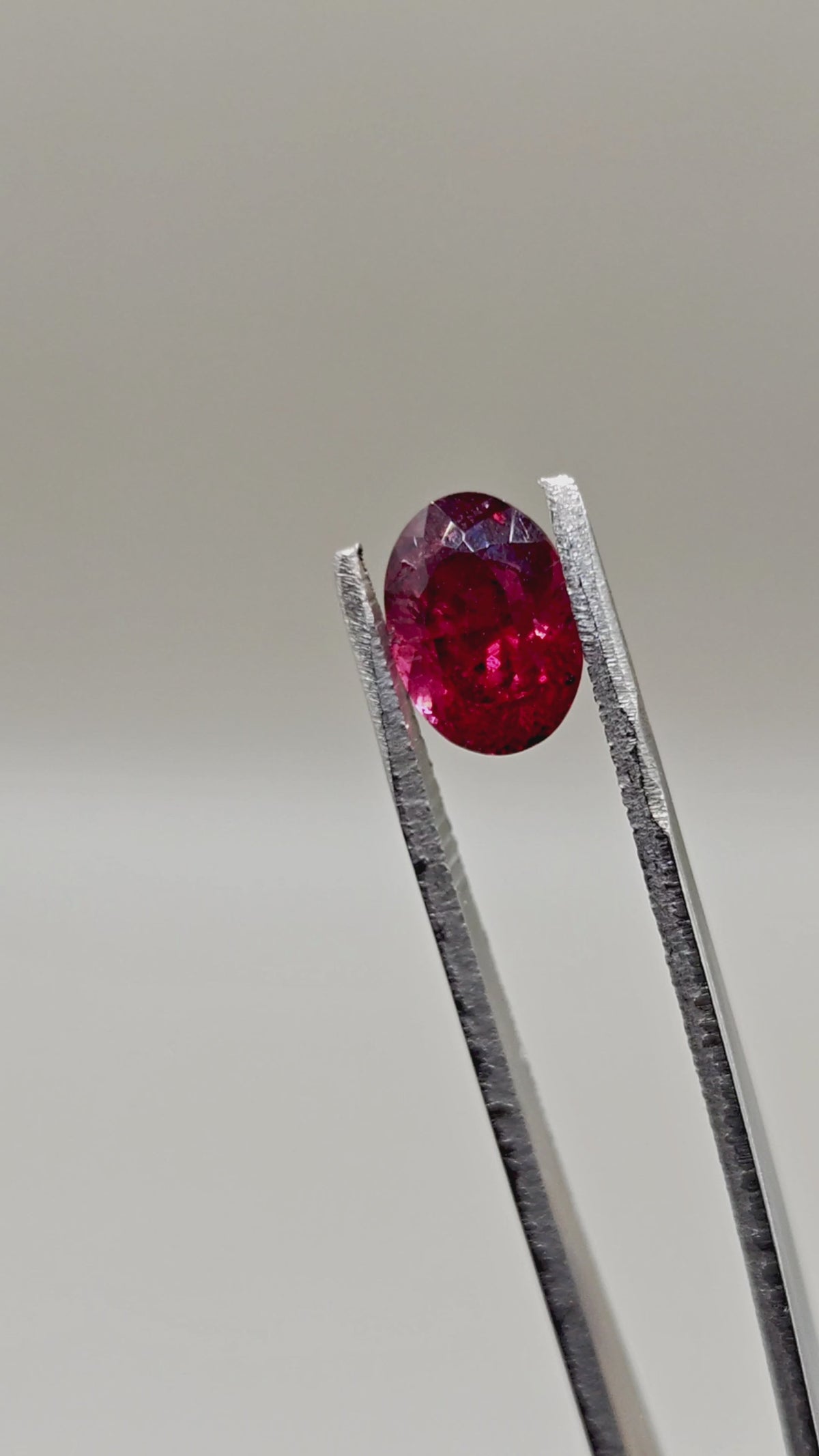Naturlig rodolit 3,39 ct Oval