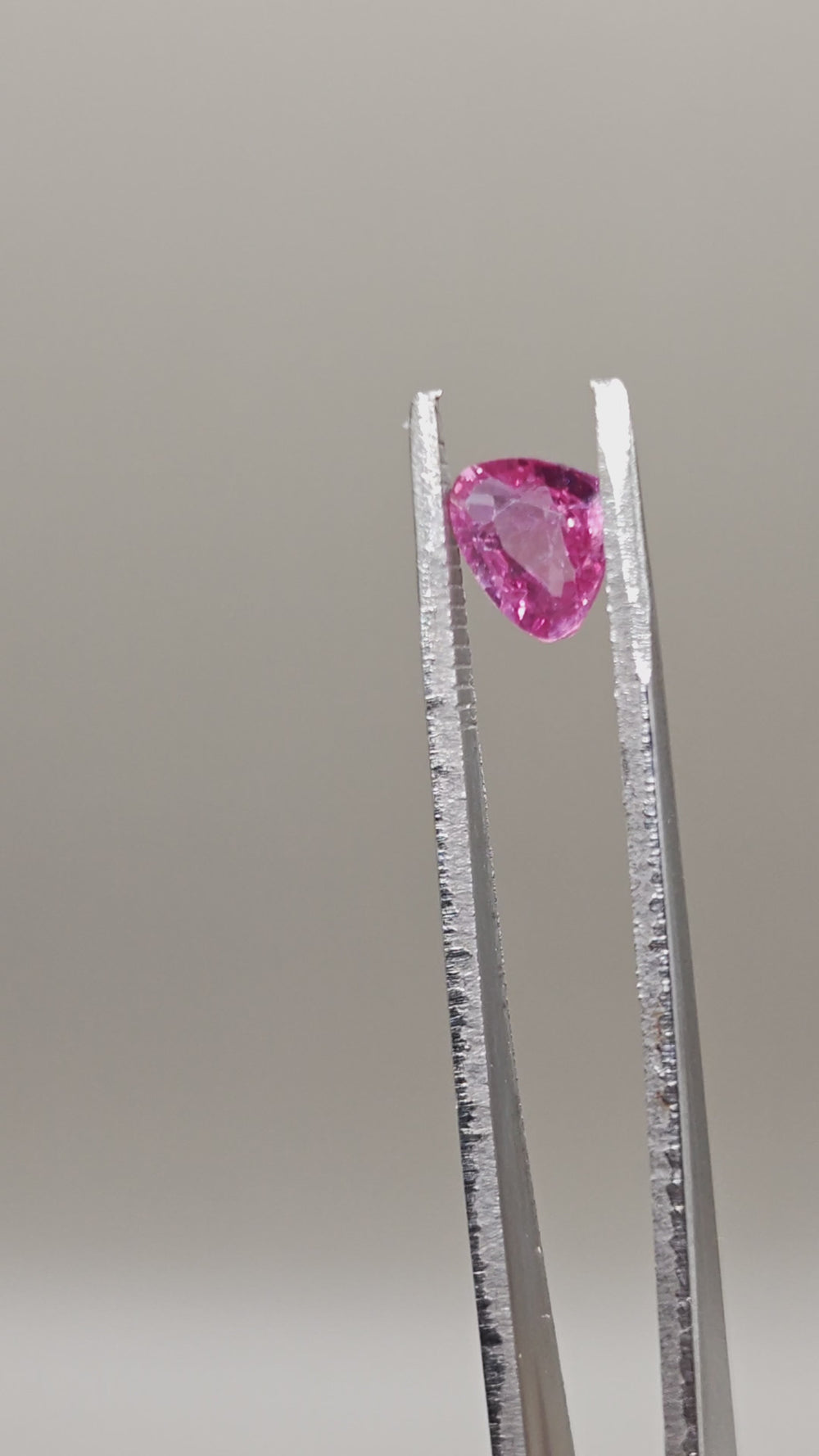 天然未加热Padparadscha（橙粉色）蓝宝石 — 1.35 ct — 梨形