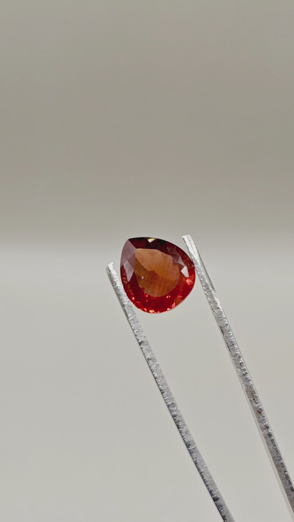 天然スペサルティンガーネット — 6.11 ct — ペアシェイプ