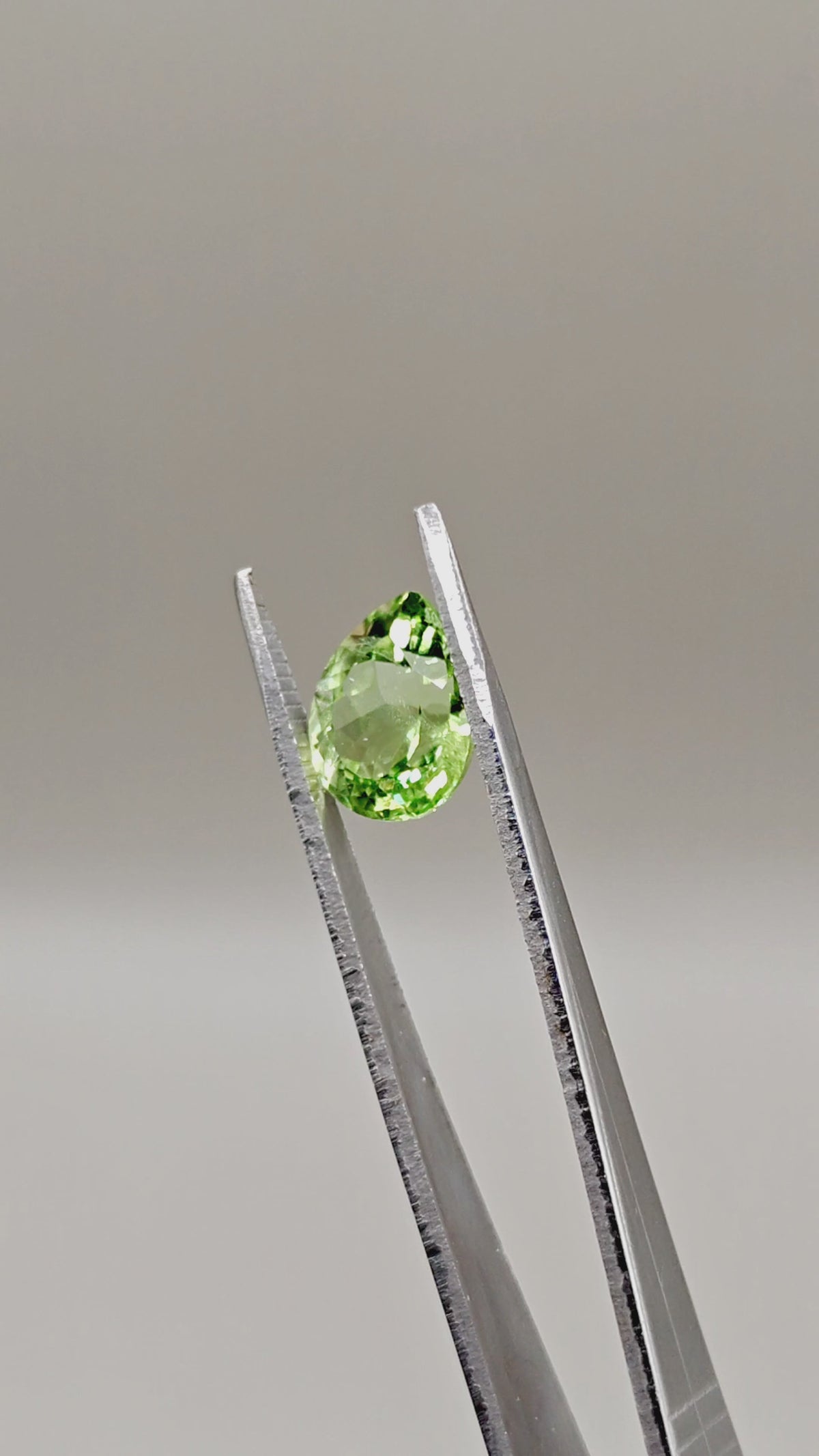 Peridoto natural 5,47 ct Pera