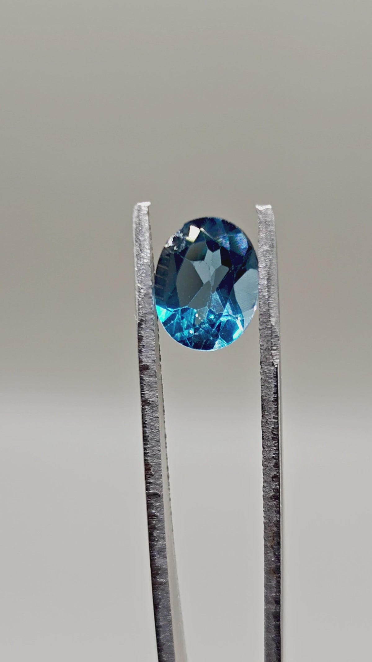 天然ロンドンブルートパーズ（照射処理） 2.78 ct オーバル