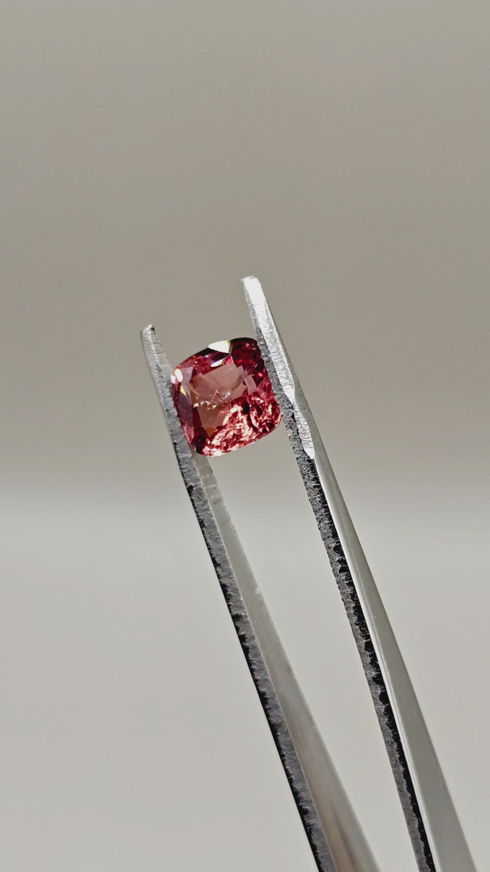 天然Vanadium Spinel — 2.59 ct — クッション