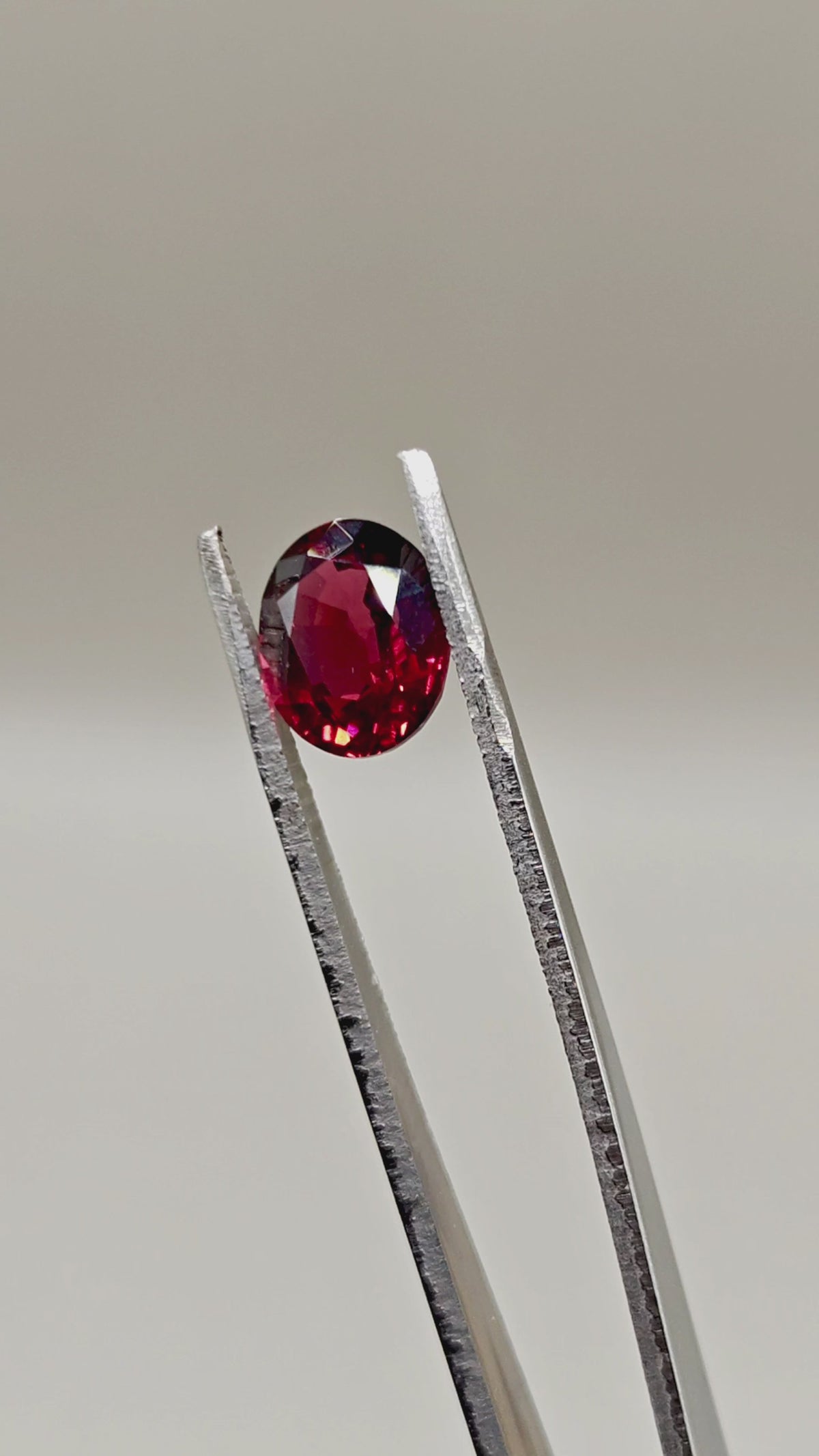 天然玫瑰榴石 4.26 ct 椭圆形