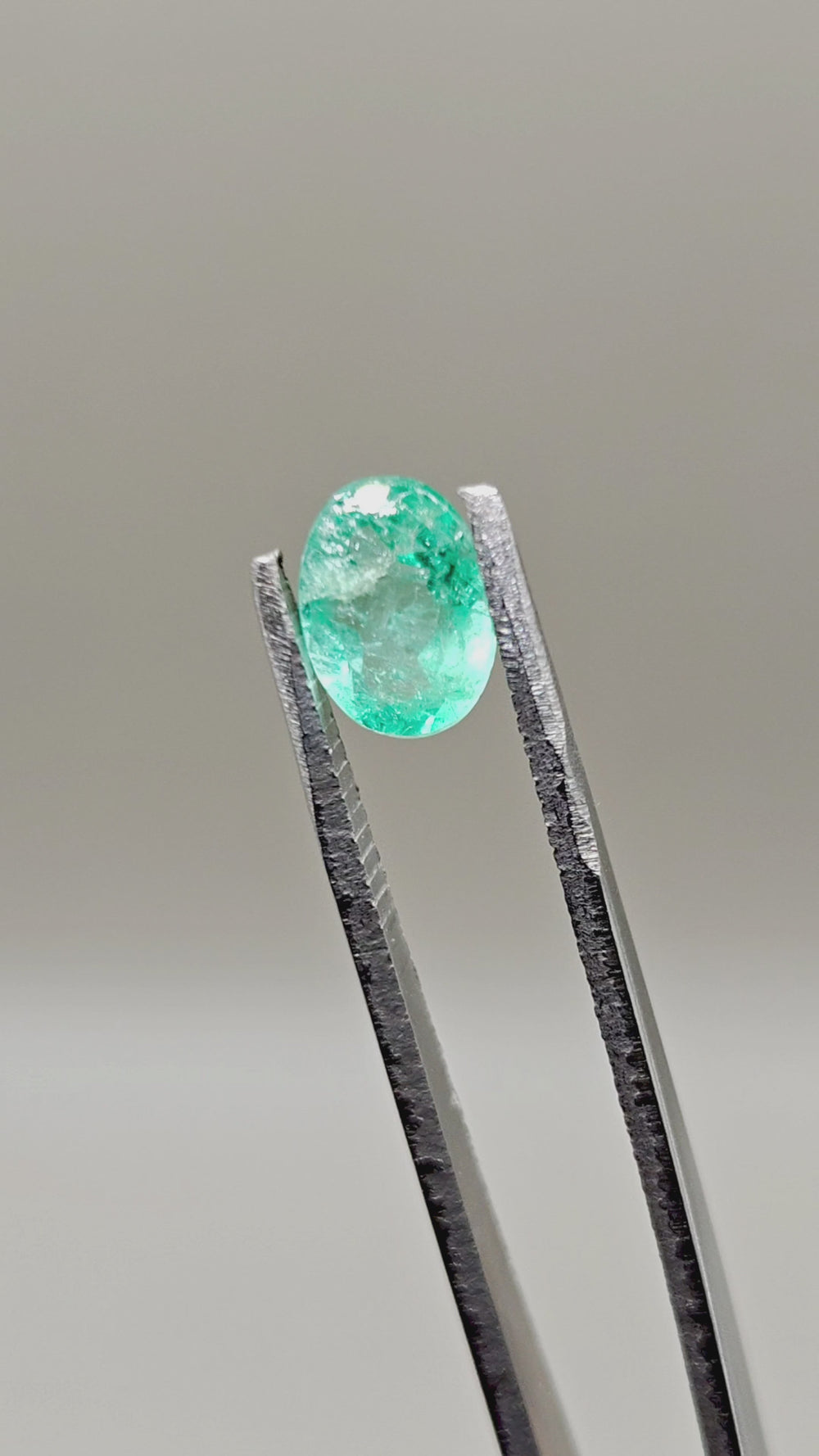 天然哥伦比亚祖母绿 — 1.65 ct — 椭圆形