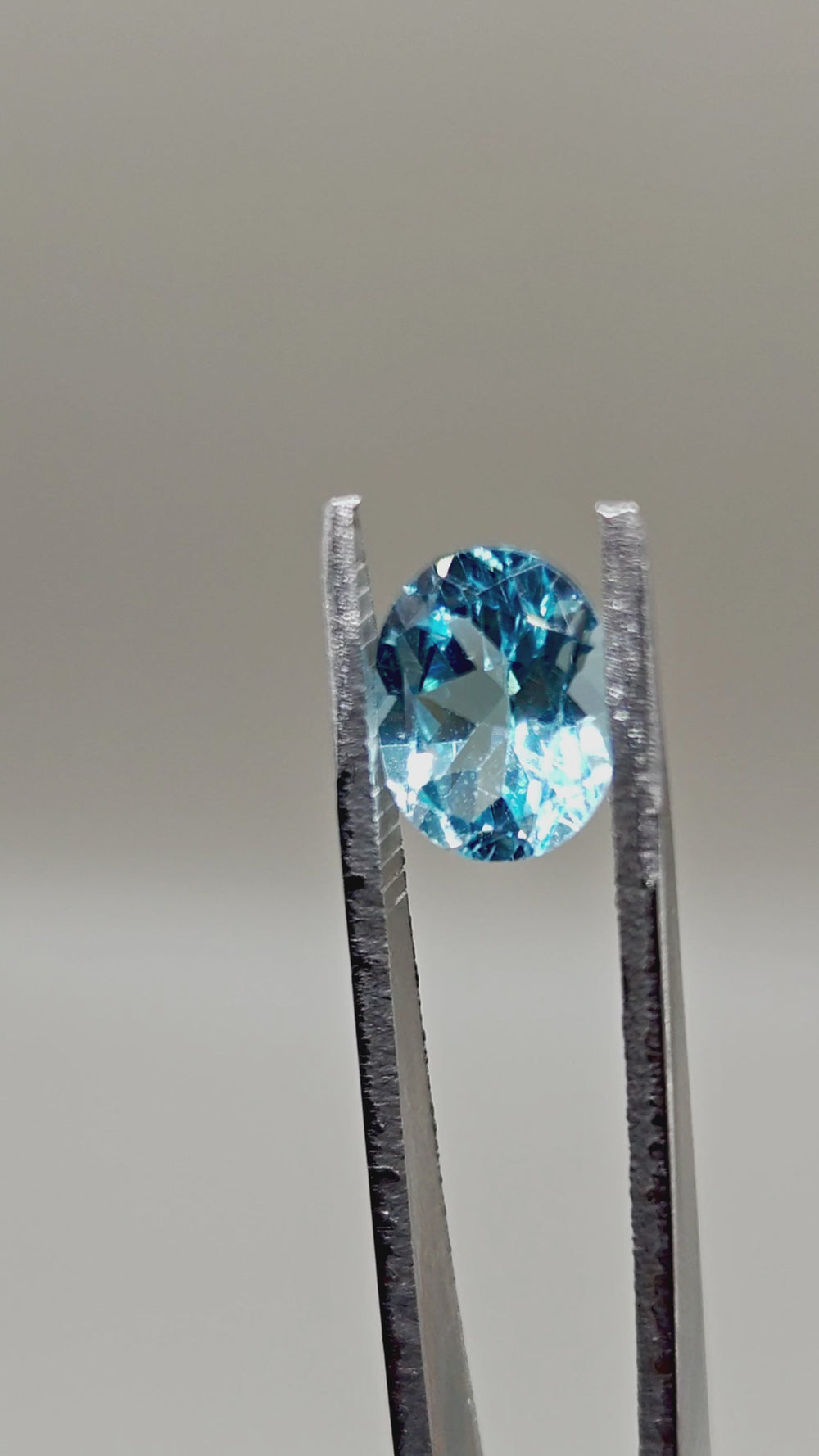 天然瑞士蓝托帕石（辐照处理） — 3.48 ct — 椭圆形