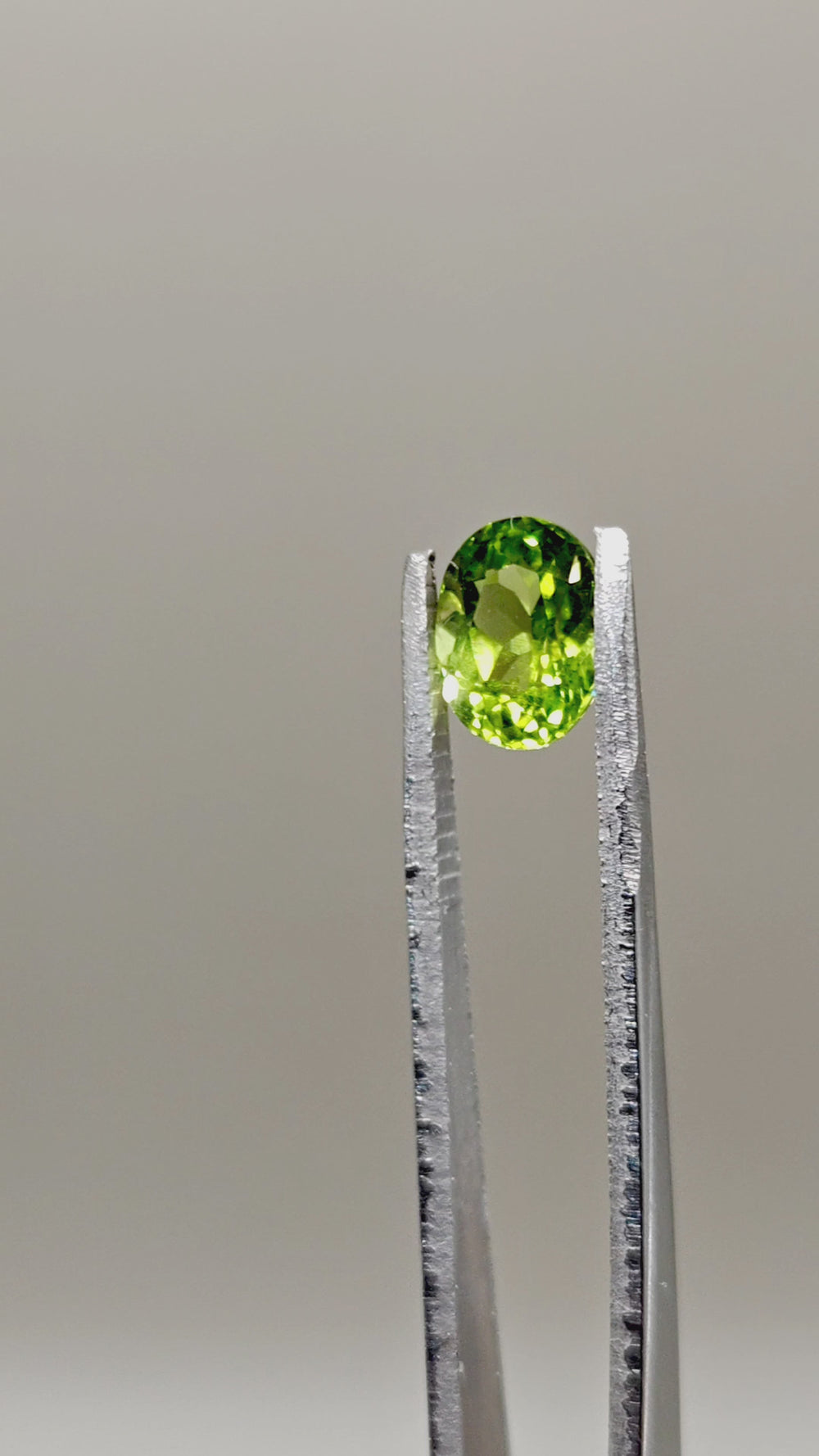 天然ペリドット — 2.40 ct — オーバル