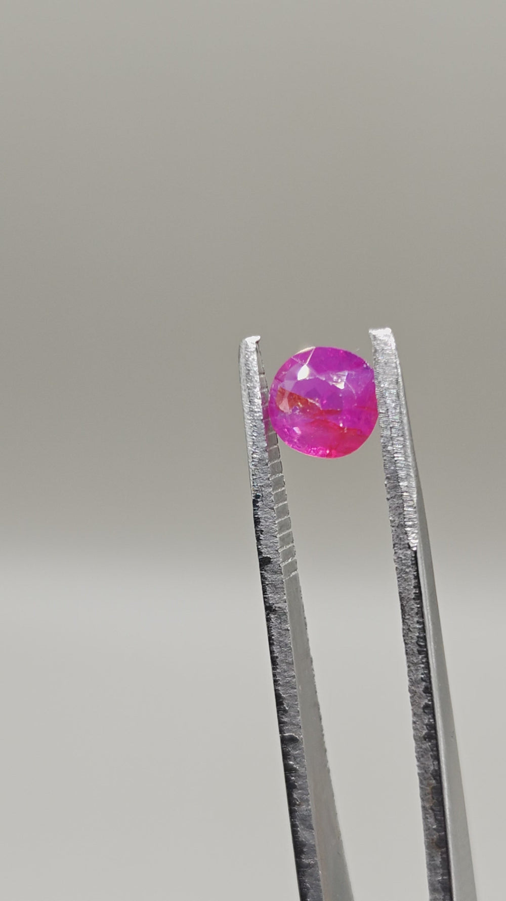 天然未加热红宝石 — 0.98 ct — 椭圆形