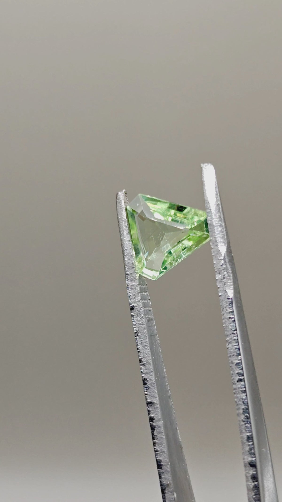Natürlicher Peridot 1,69 ct Fancy-Trillion
