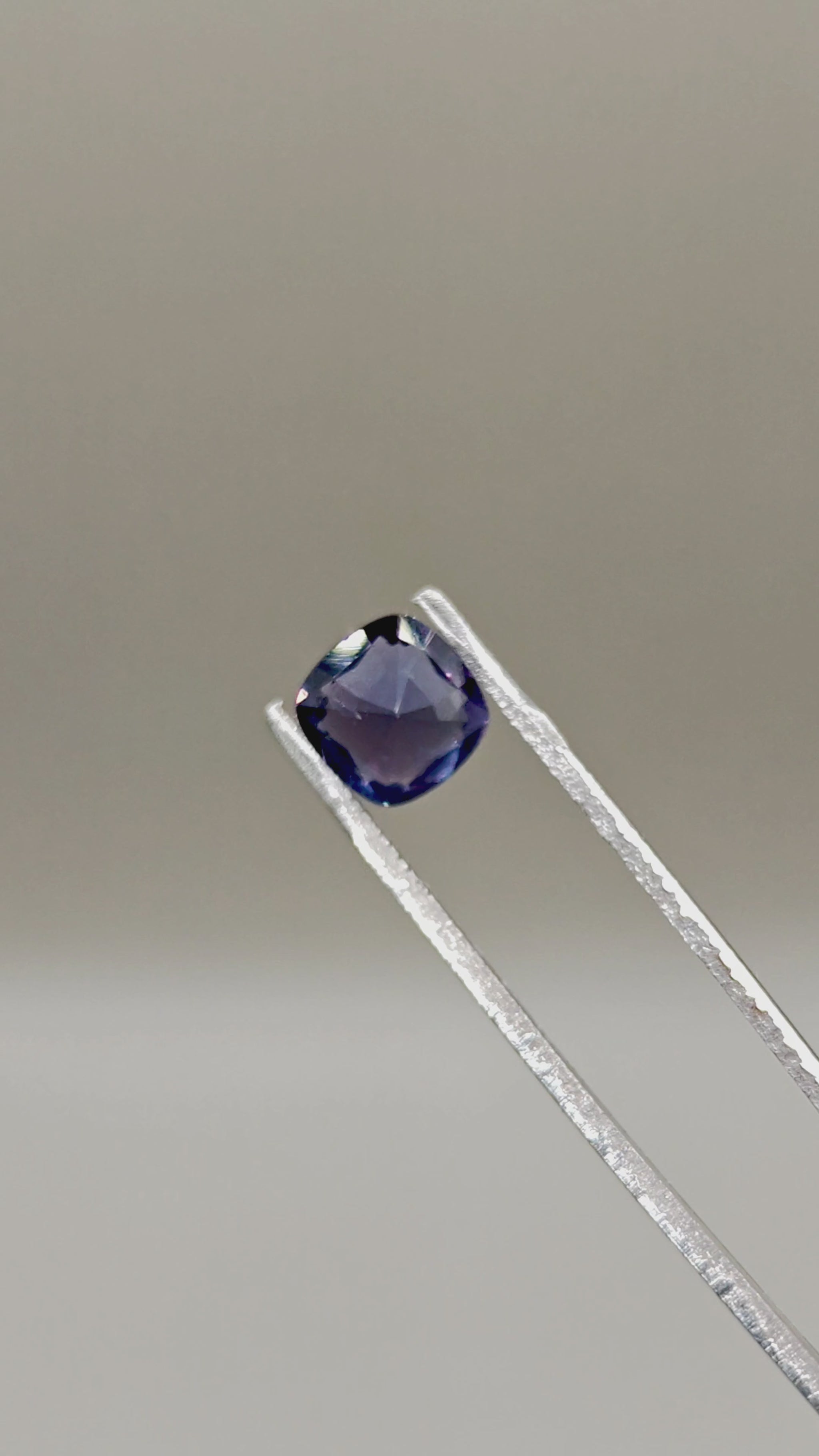 Natural Color-Change Fluorite 2.90 ct Cushion – video 2
