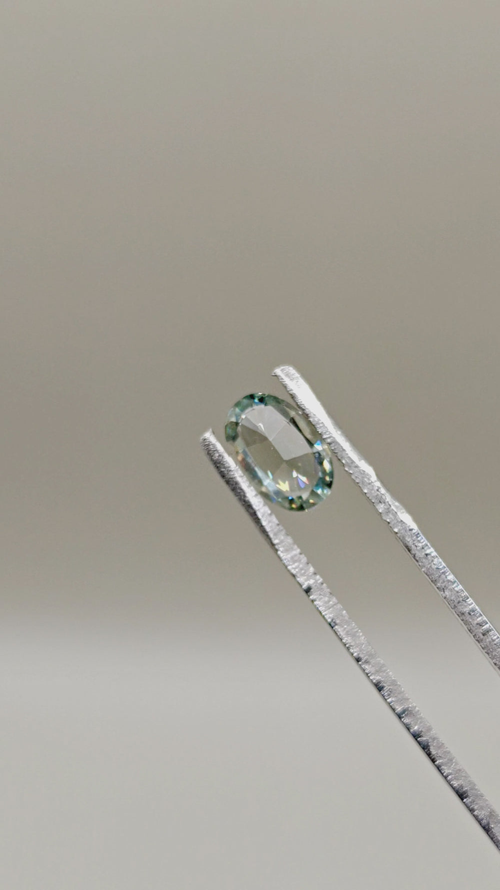 Natural Zircon 1.55 ct Oval – video 2