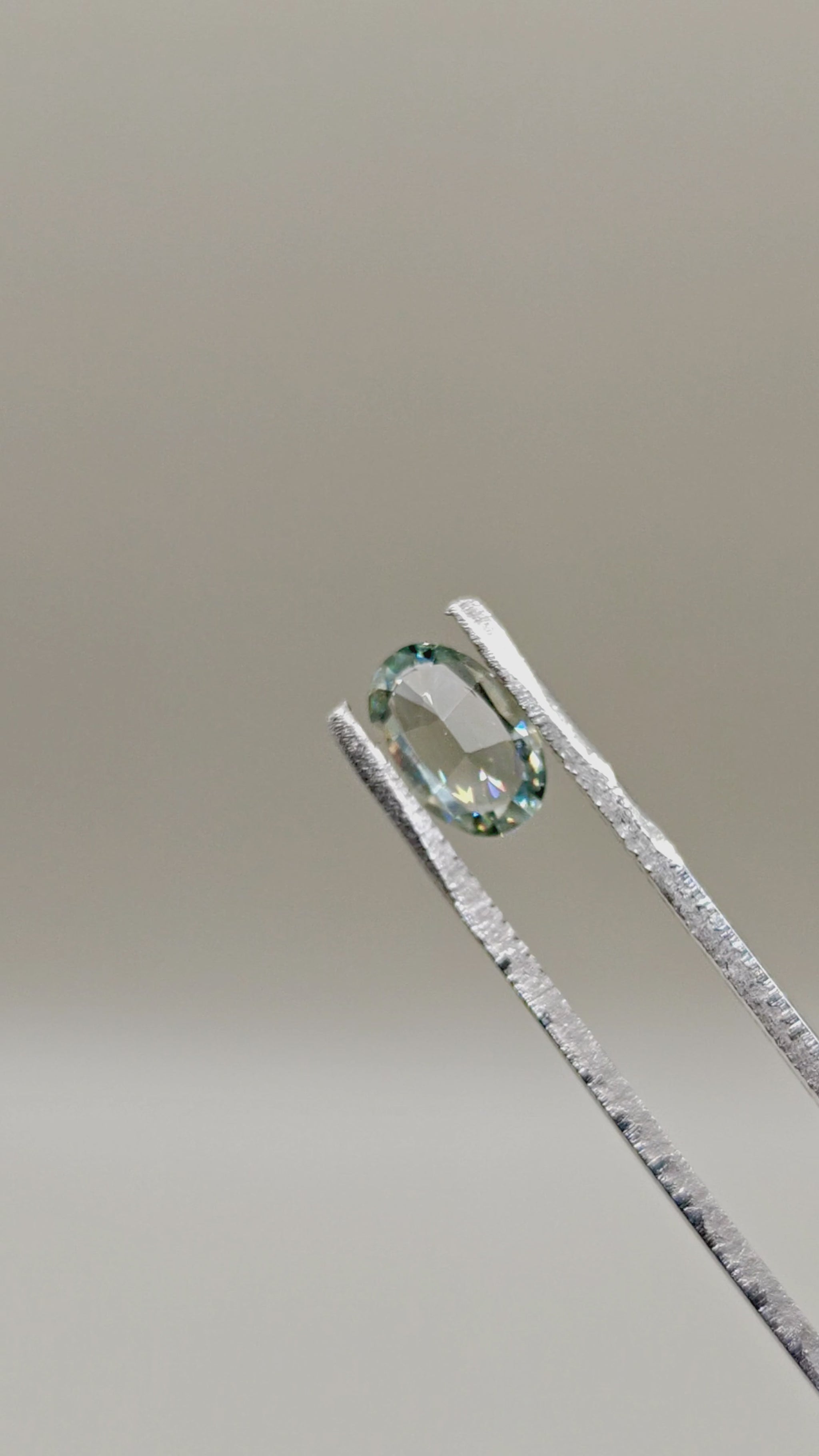 Natural Zircon 1.55 ct Oval – video 2