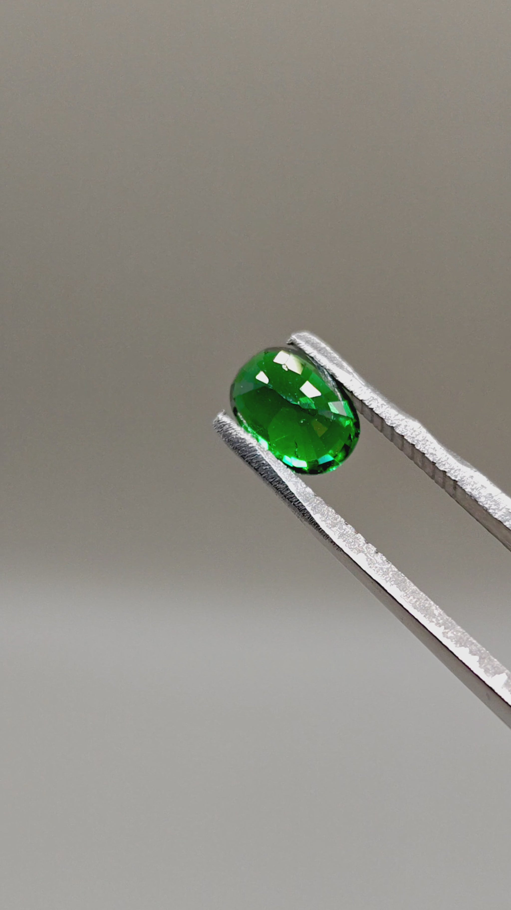 Natural Tsavorite 1.98 ct Oval – video 2