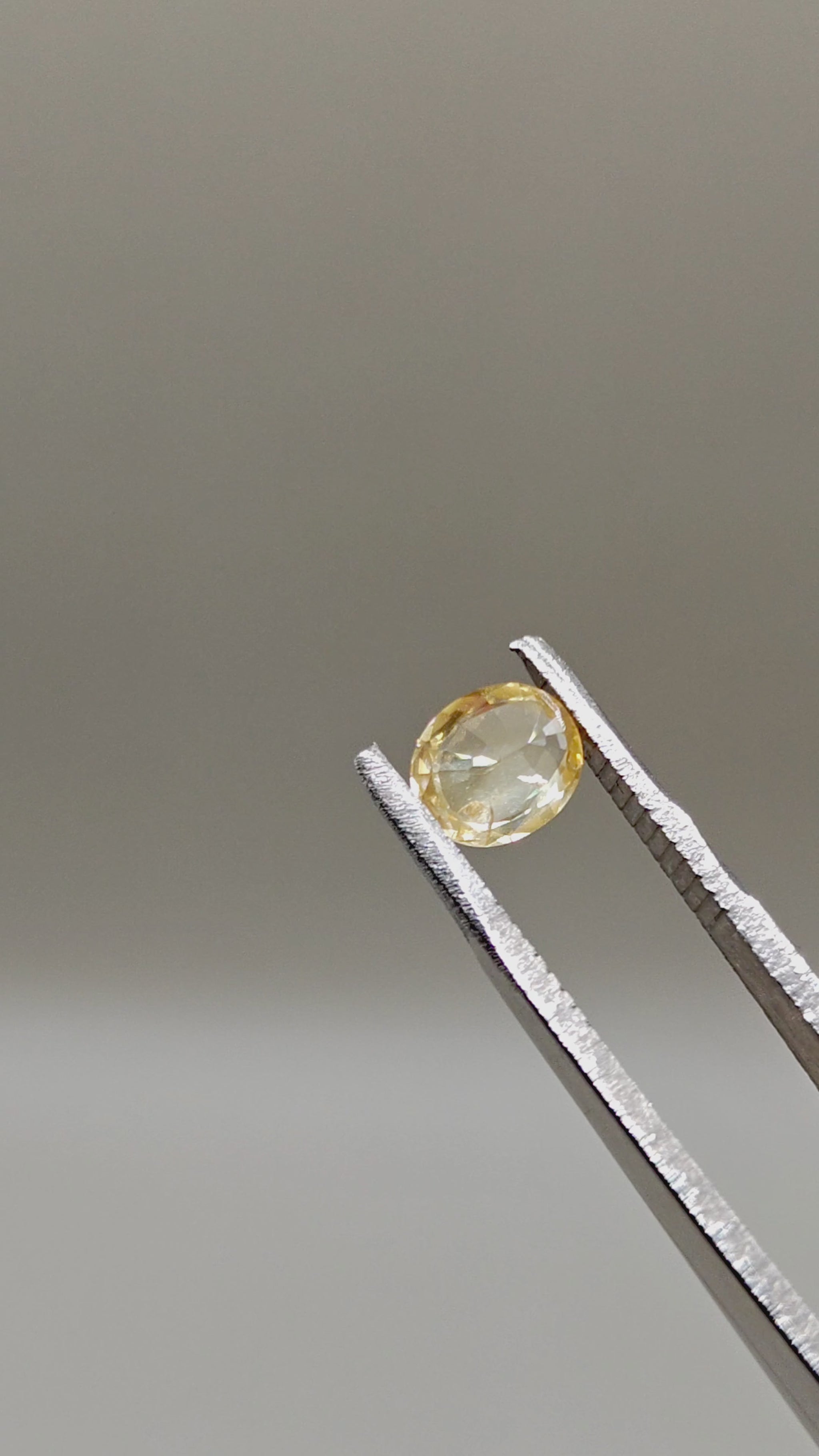 Natural Zircon 1.37 ct Oval – video 2