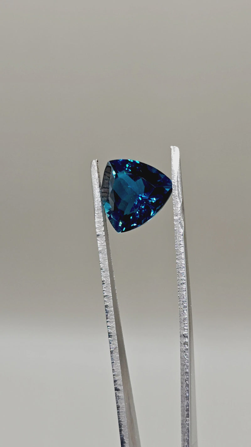 Natürlicher London-Blue-Topas (bestrahlt) — 7,21 ct — Trillion