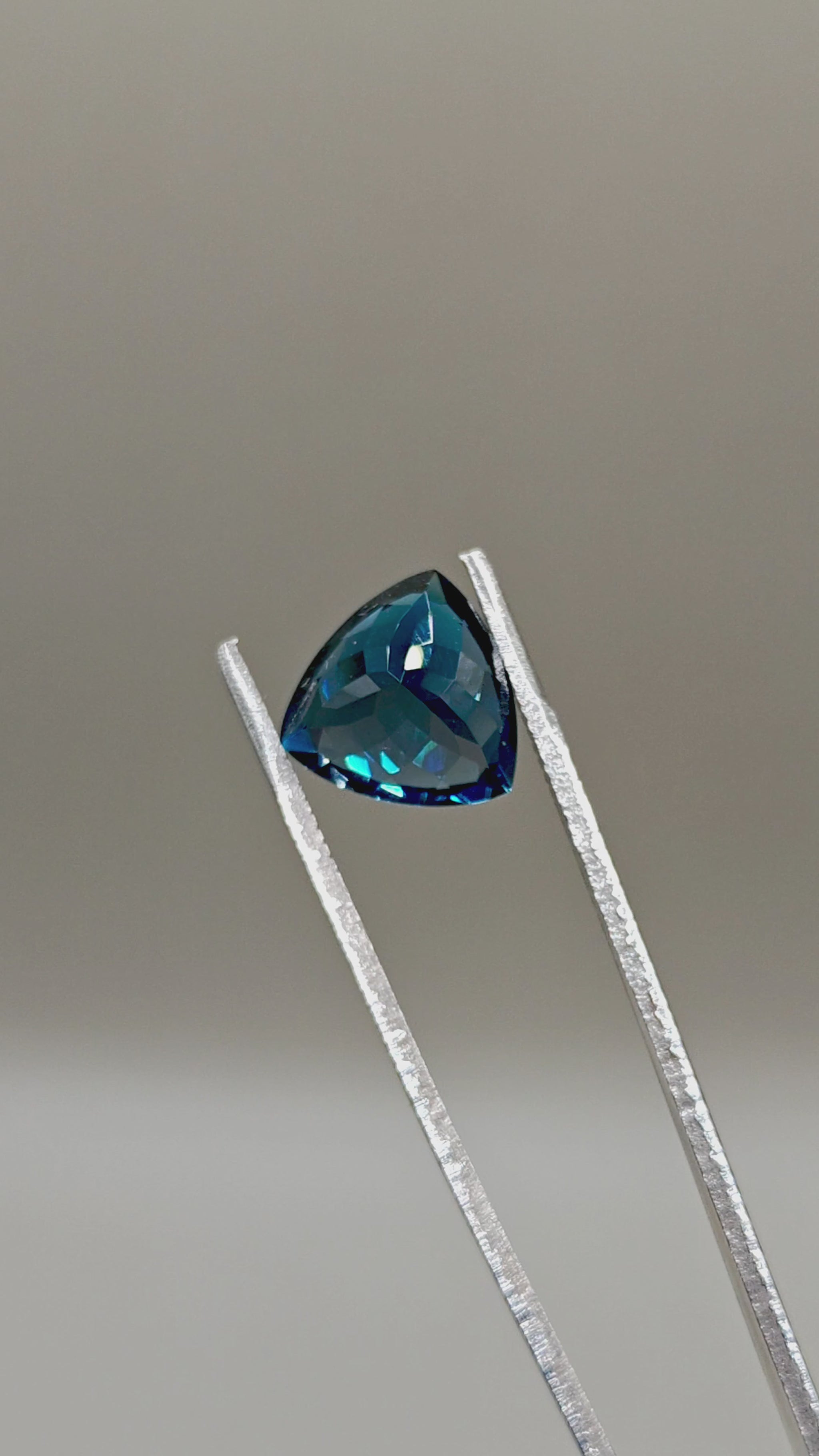 Natural London Blue Topaz (Irradiated) 7.21 ct Trillion – video 2