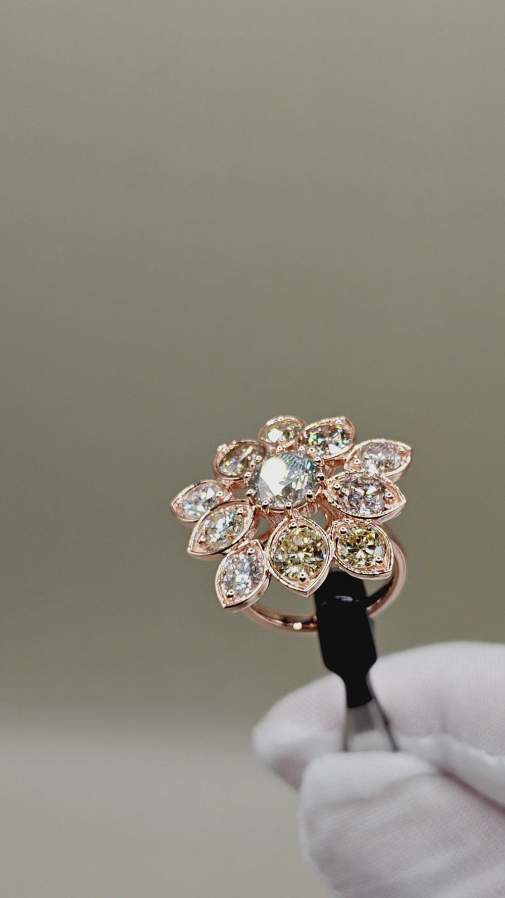 Solenne Natural Diamond Ring – video 2