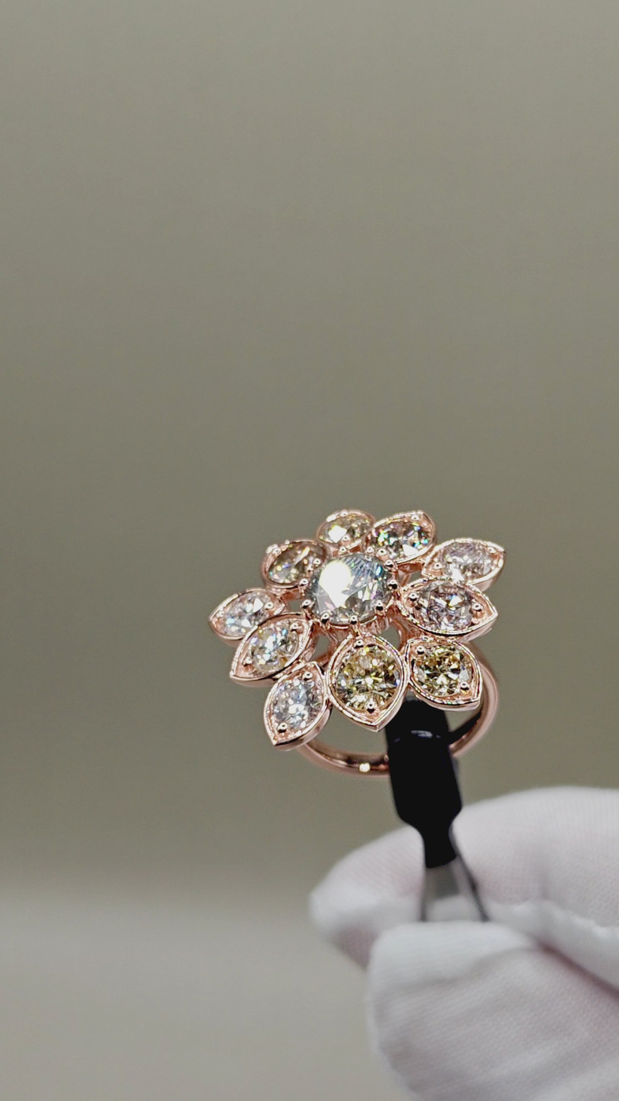 Solenne Natural Diamond Ring – video 2