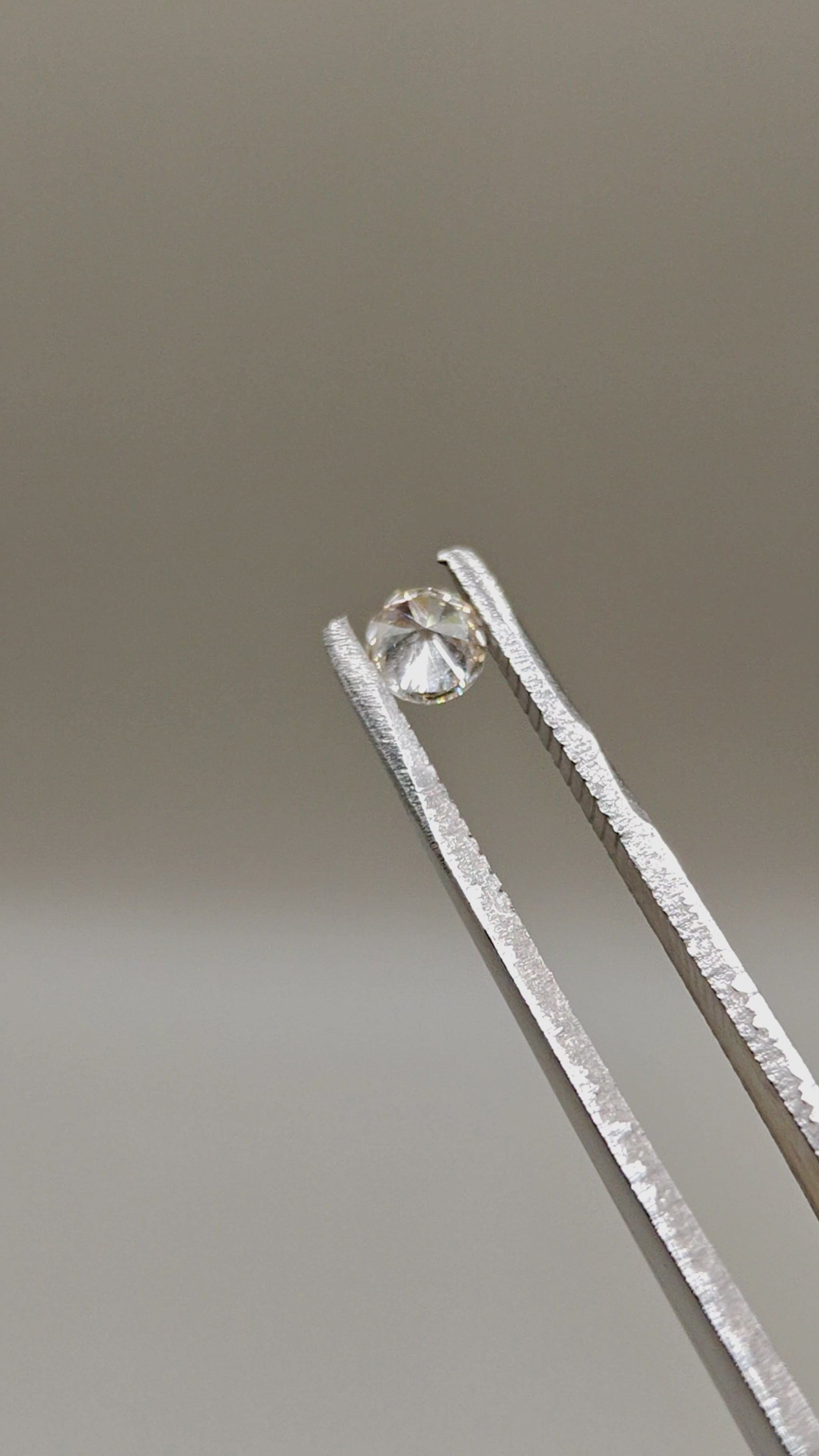 Natural Diamond 0.37 ct Round Brilliant – video 2