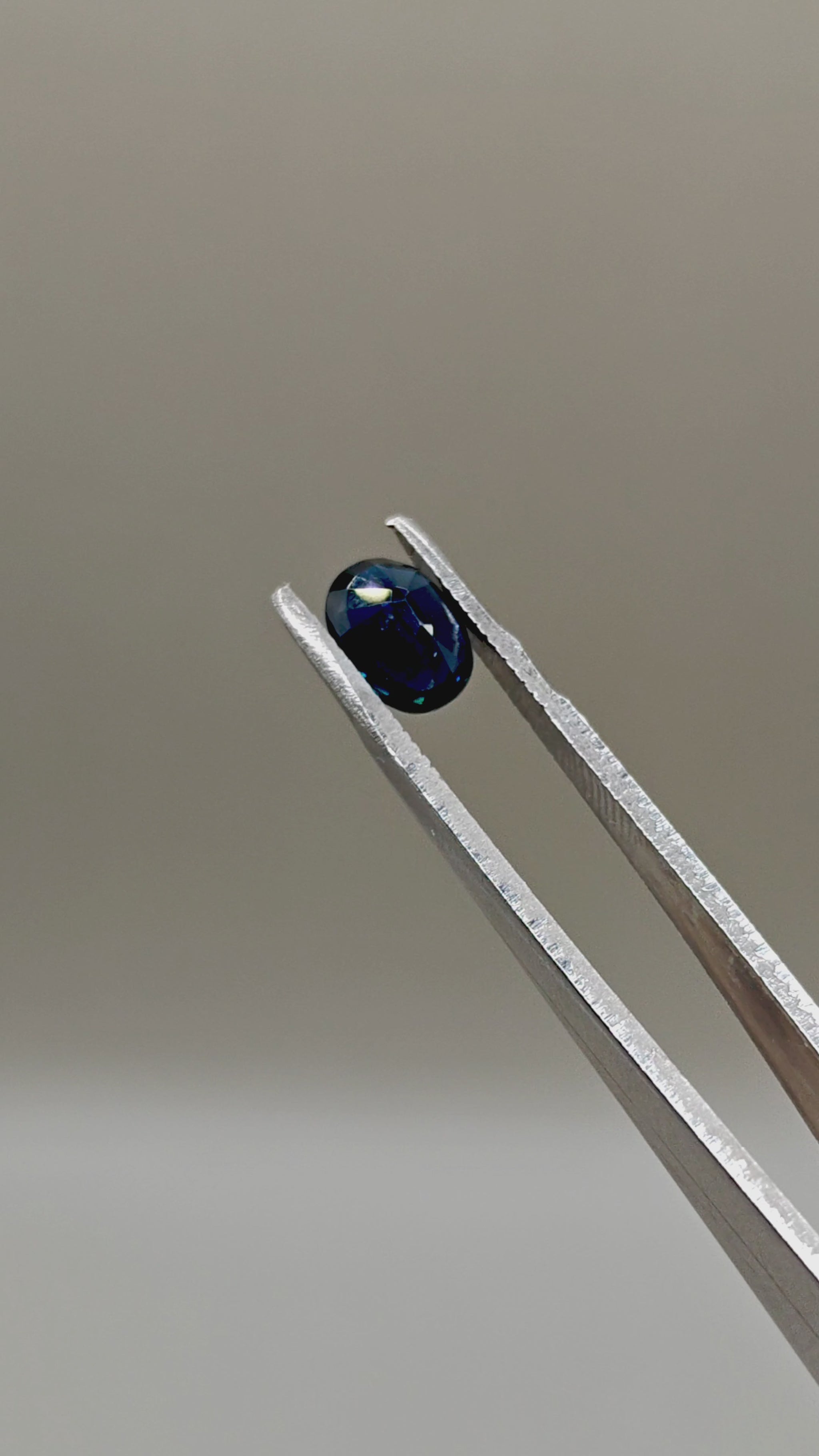 Natural Sapphire 2.09 ct Oval – video 2