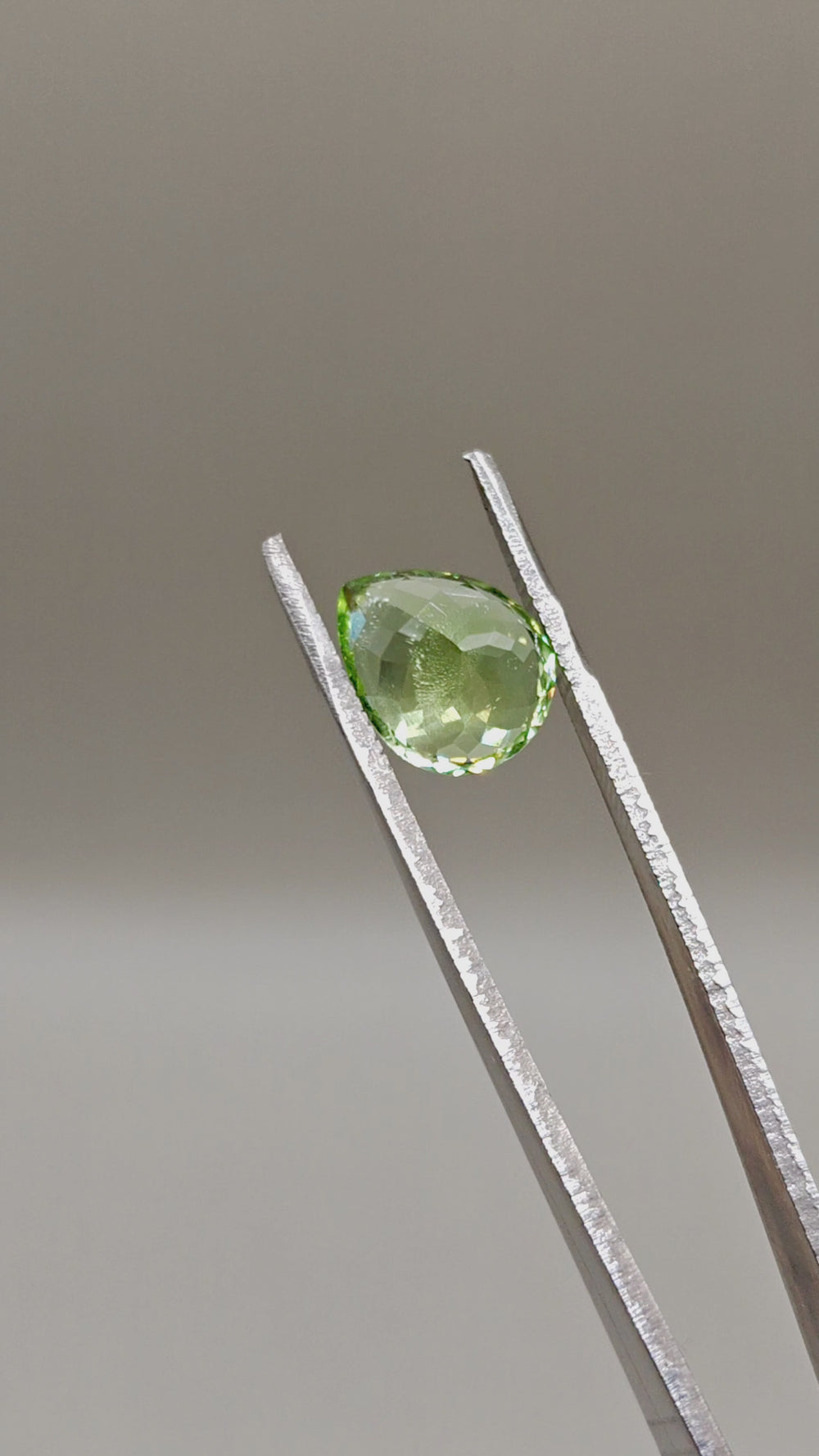 Natural Peridot 5.47 ct Pear – video 2