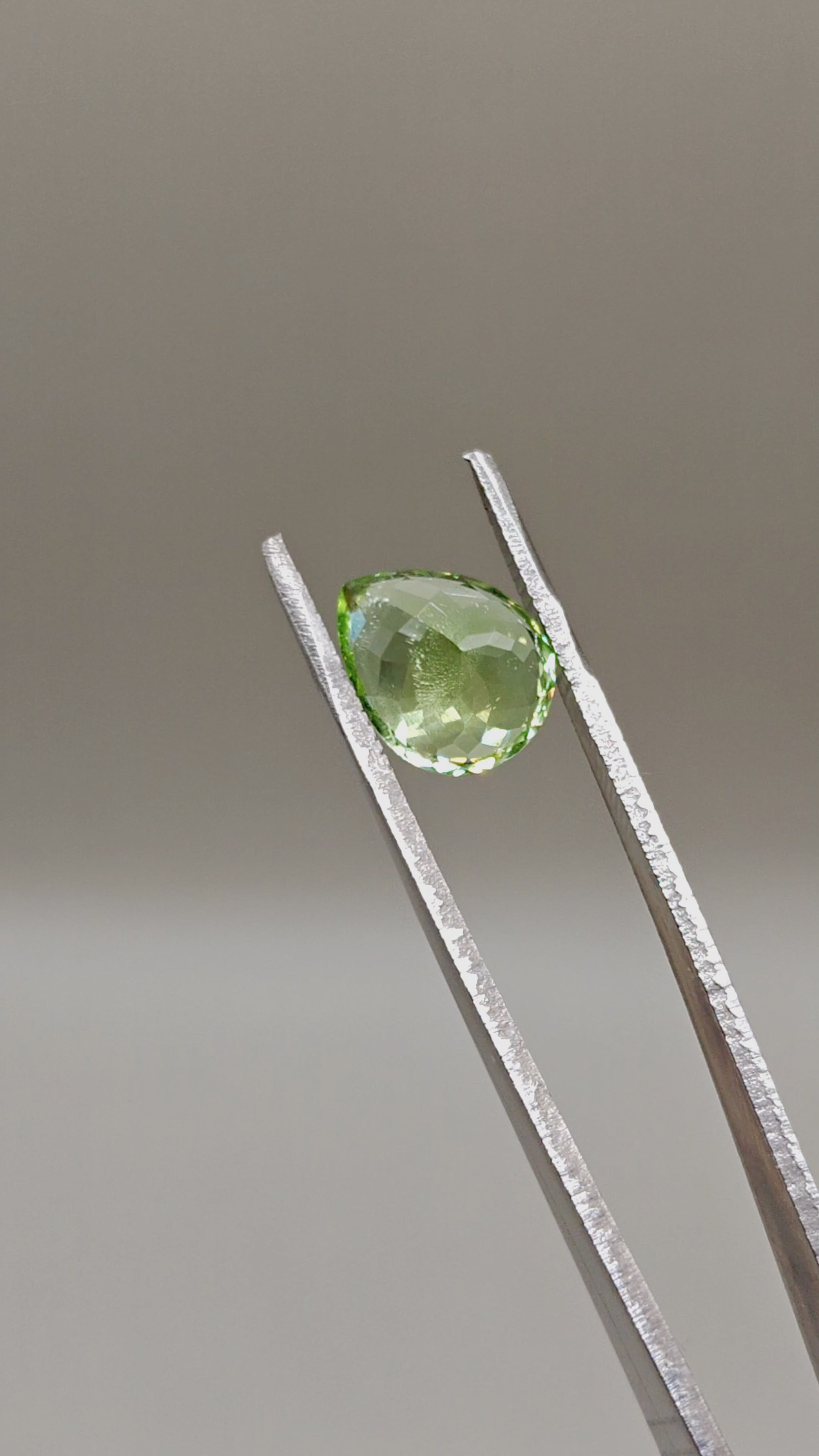 Natural Peridot 5.47 ct Pear – video 2