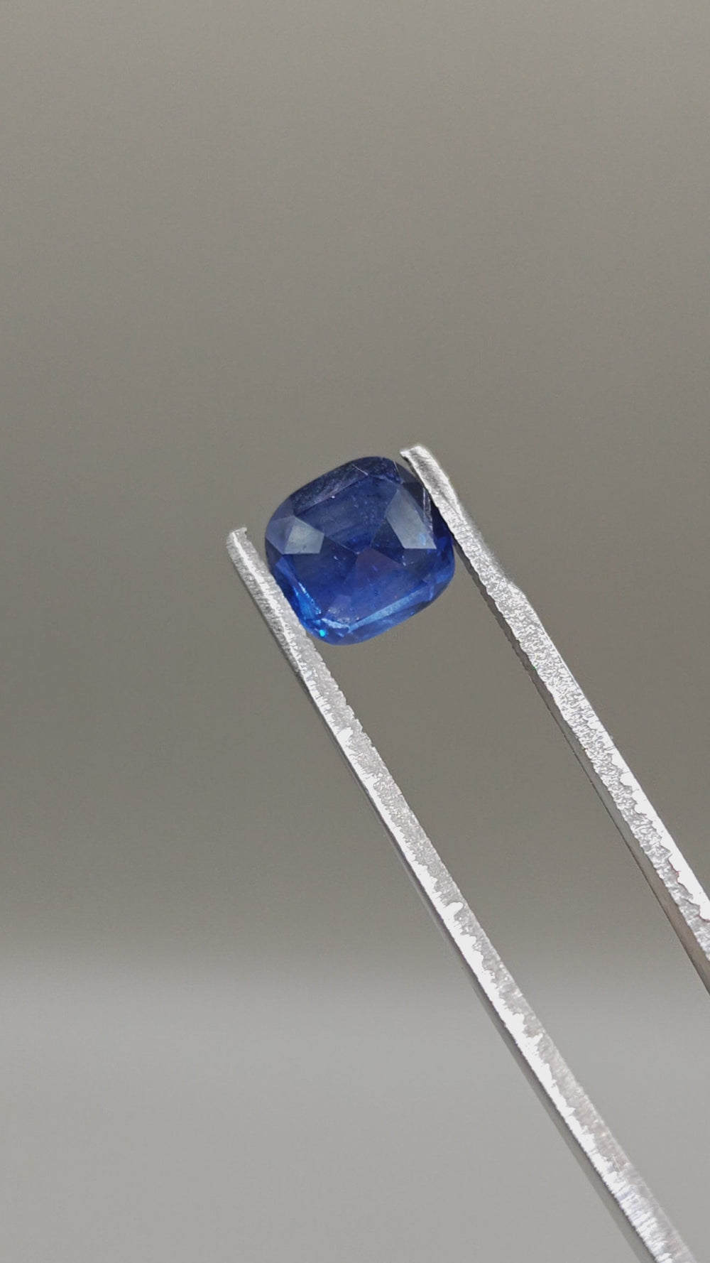 Natural Ceylon Sapphire 3.68 ct Cushion – video 3