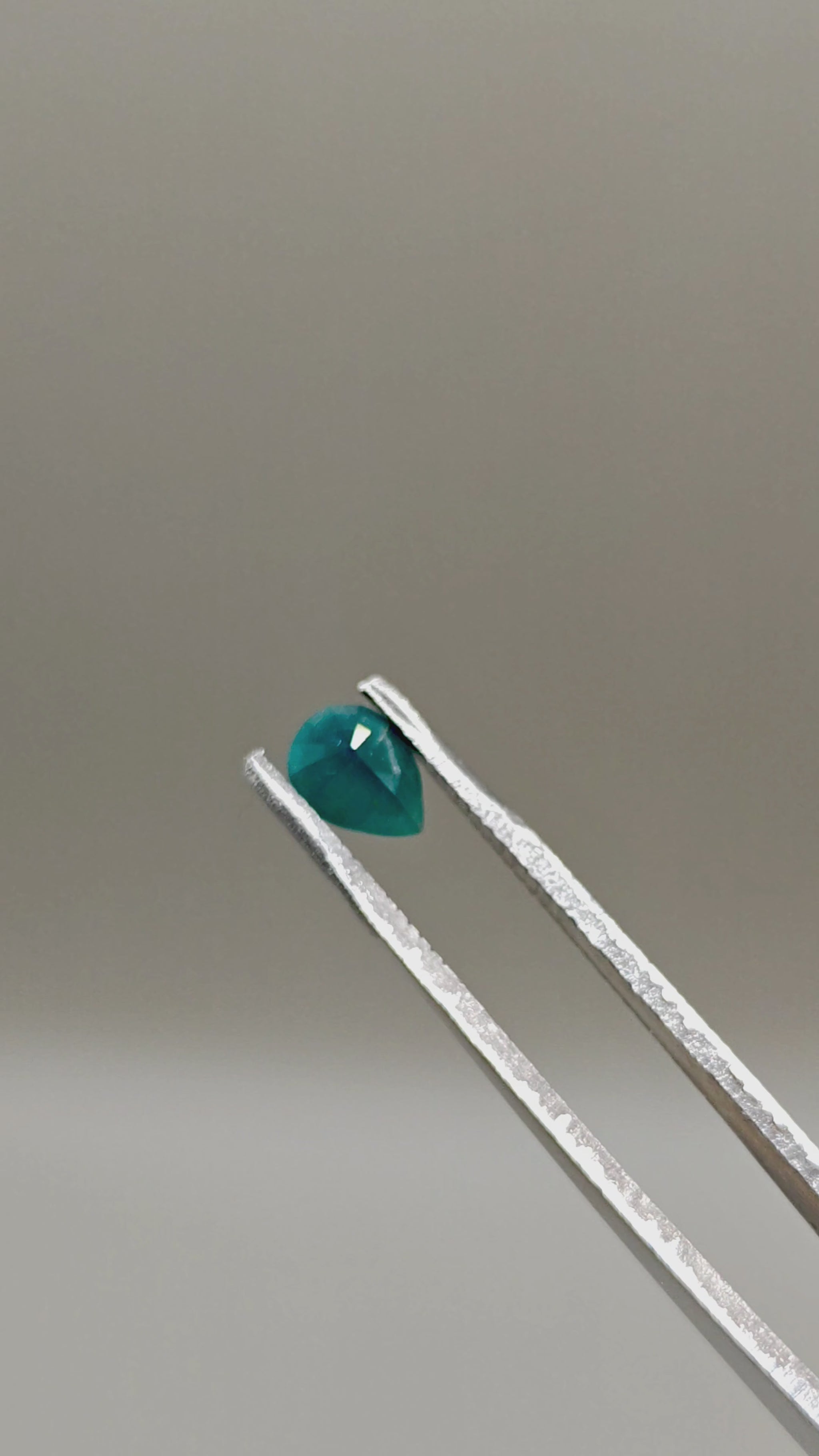 Natural Grandidierite 0.91 ct Pear – video 2