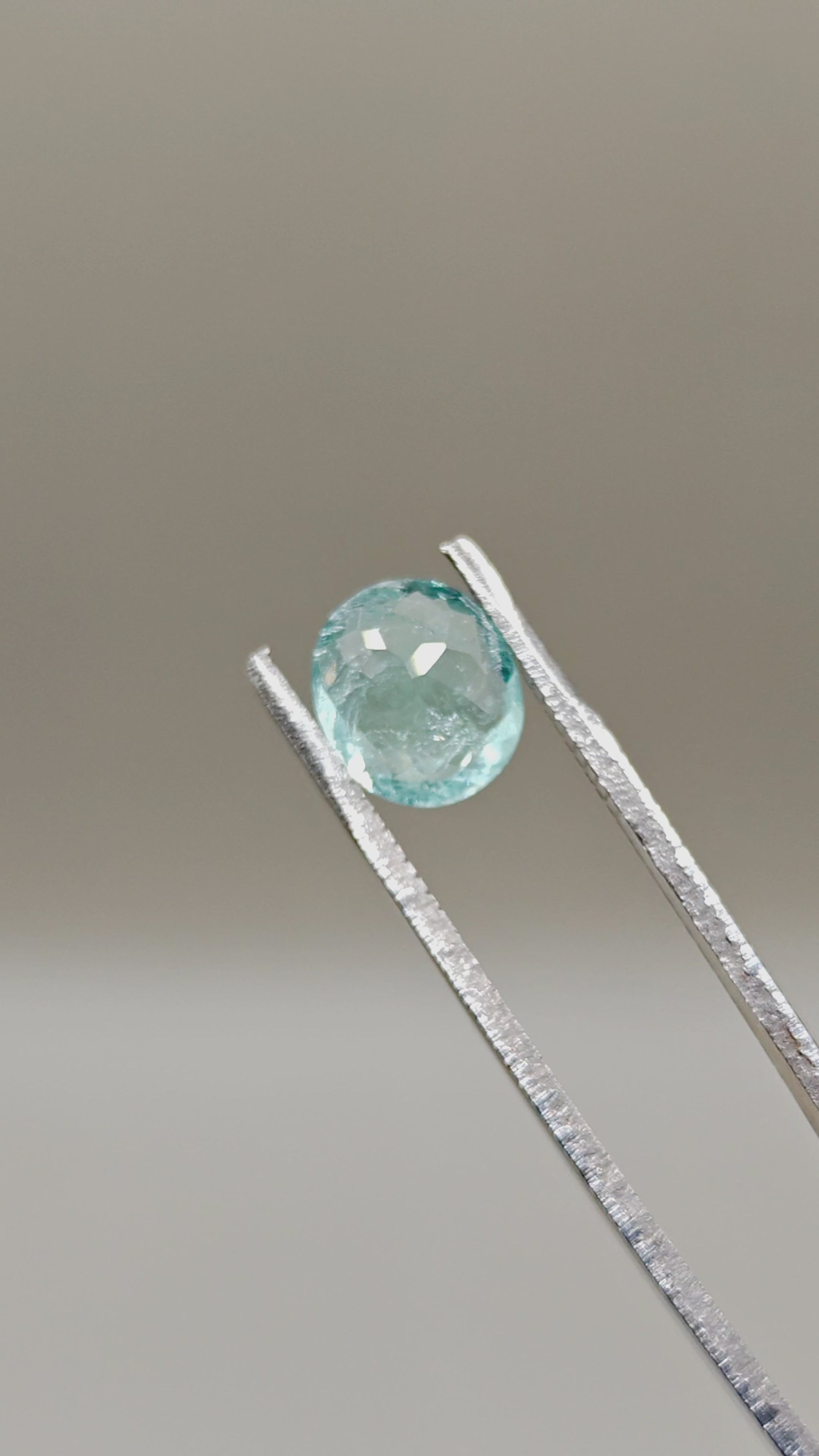 Natural Emerald 2.50 ct Oval – video 2