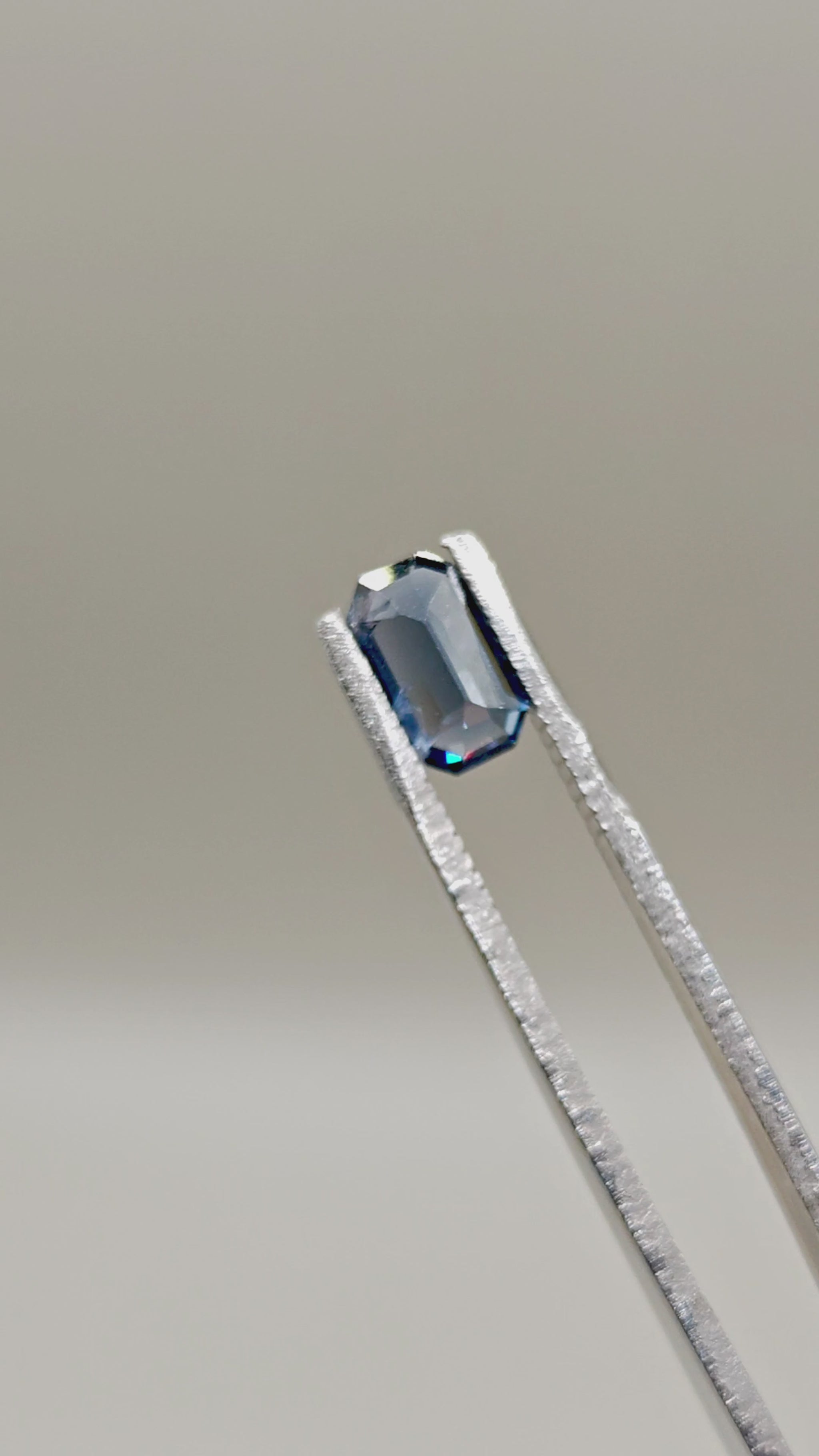 Natural Spinel 1.38 ct Octagonal – video 2