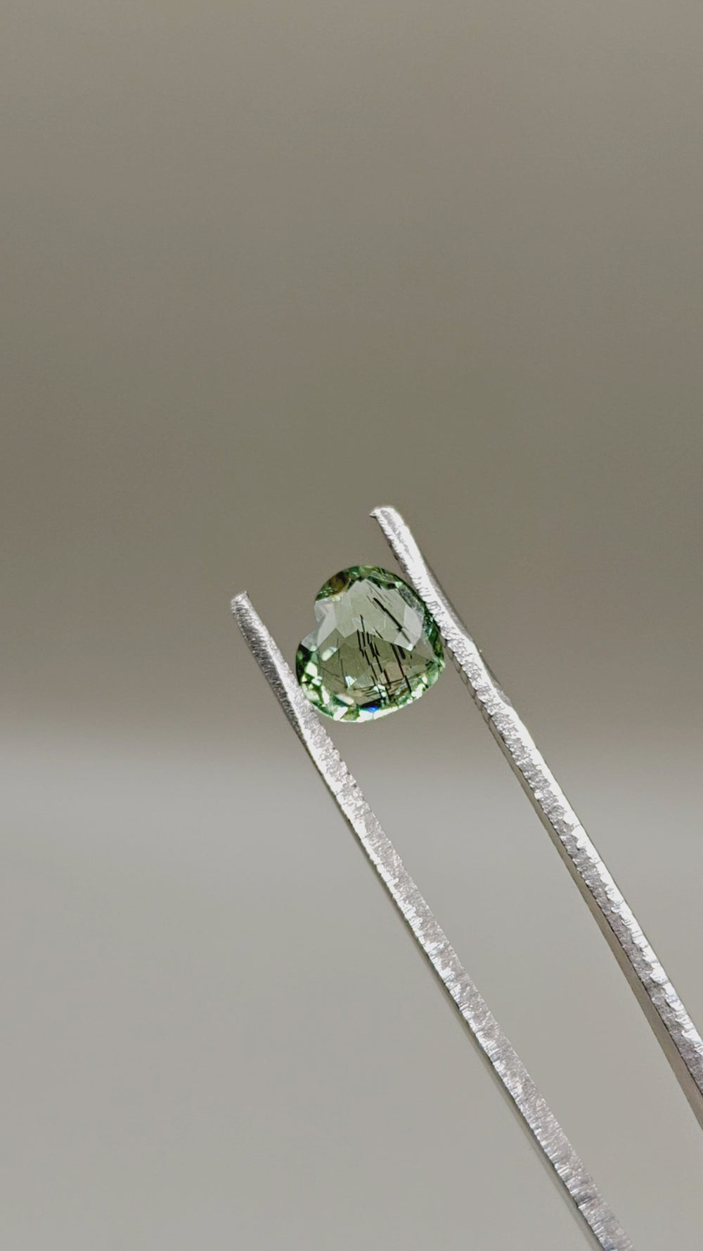 Natural Peridot with Rutile 2.28 ct Heart – video 2