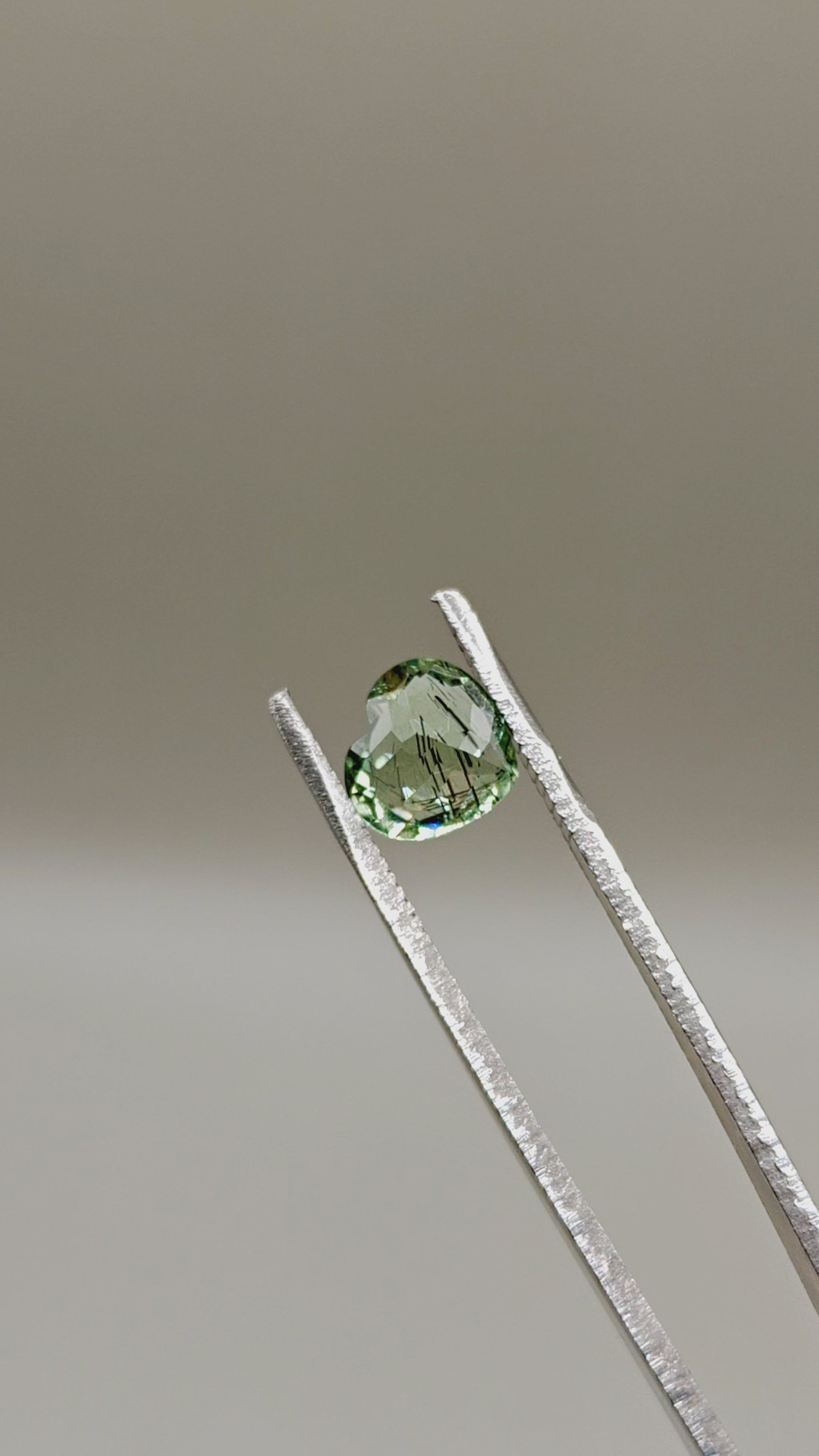 Natural Peridot with Rutile 2.28 ct Heart – video 2