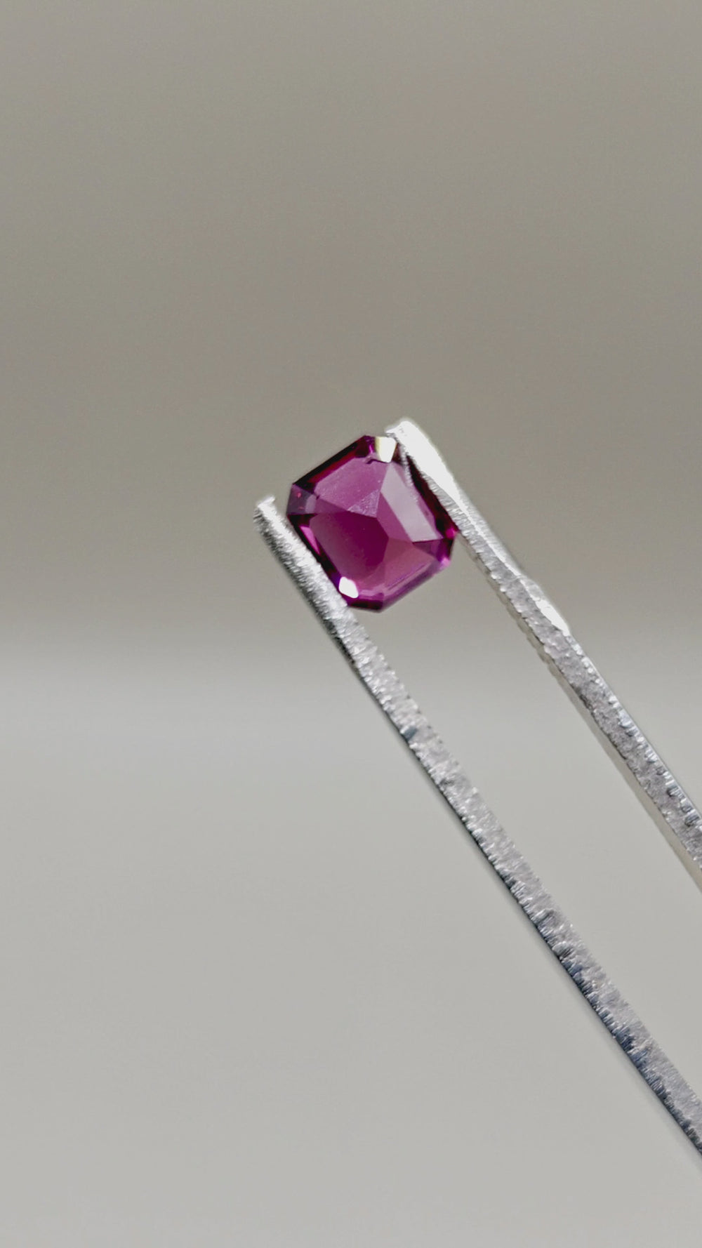 Natural Rhodolite 1.80 ct Octagonal – video 2