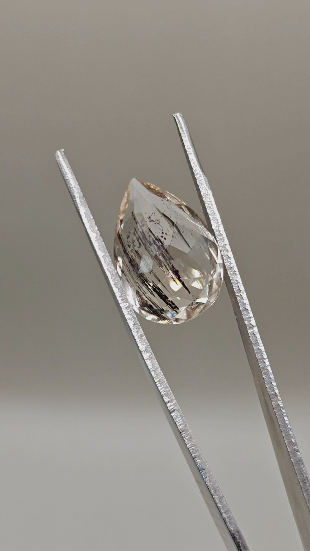Natural Scapolite 14.98 ct Pear – video 2