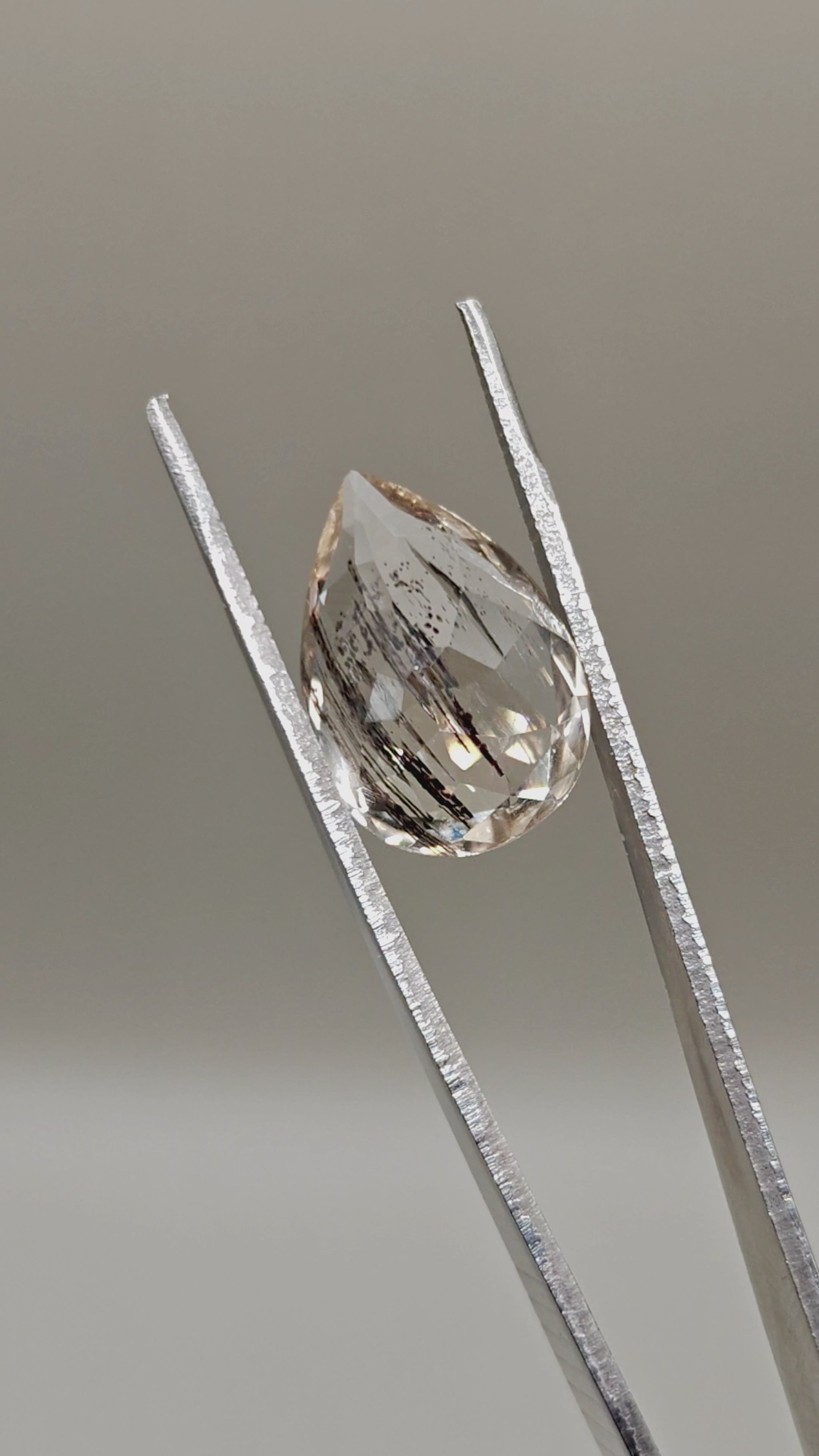 Natural Scapolite 14.98 ct Pear – video 2
