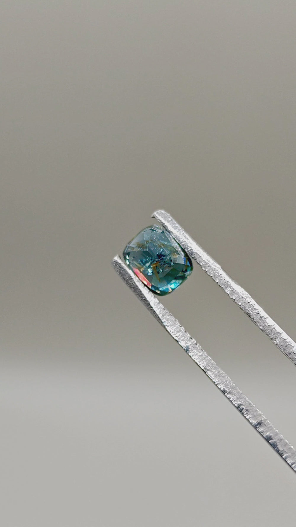 Natural Spinel 1.65 ct Cushion – video 2