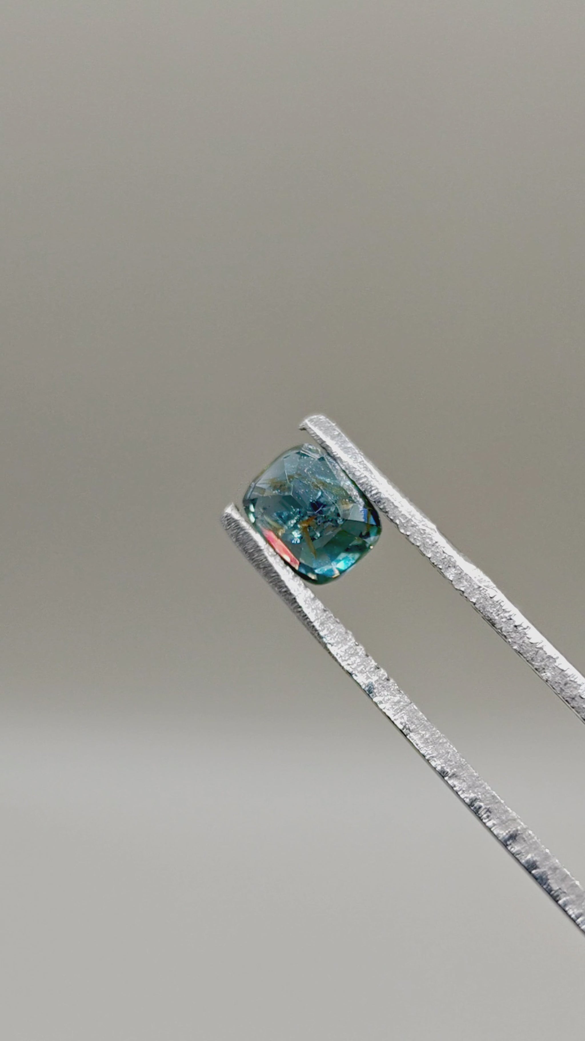 Natural Spinel 1.65 ct Cushion – video 2