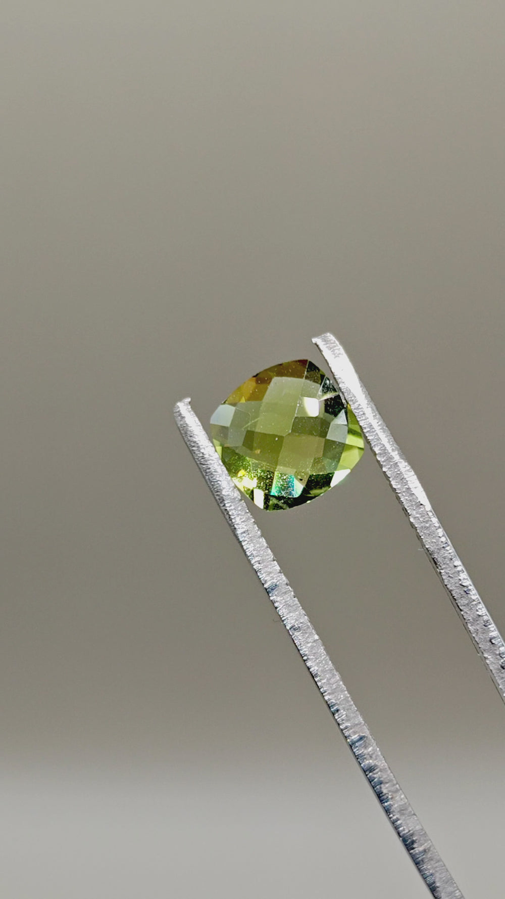 Natural Peridot 2.17 ct Cushion – video 2