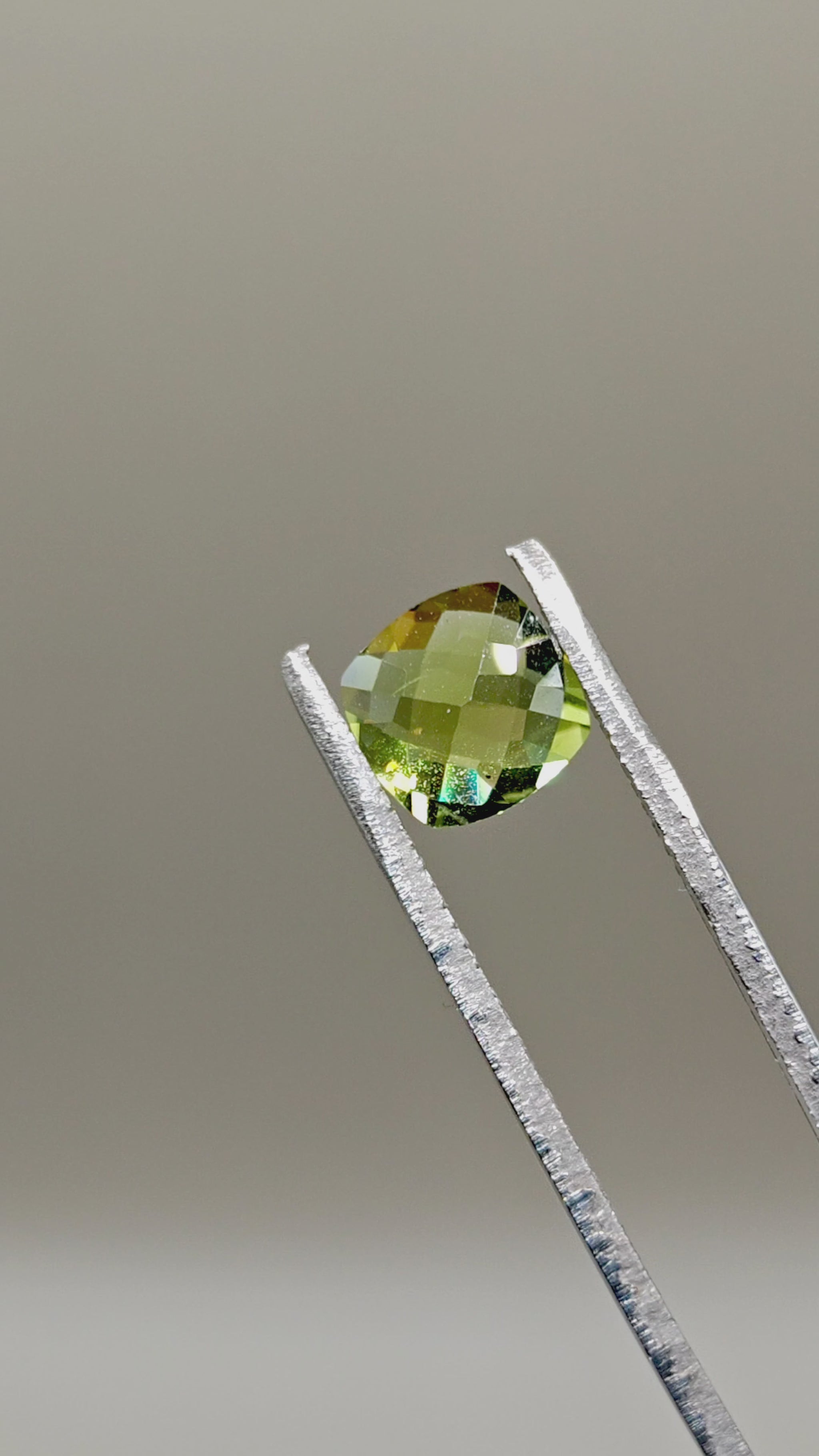 Natural Peridot 2.17 ct Cushion – video 2