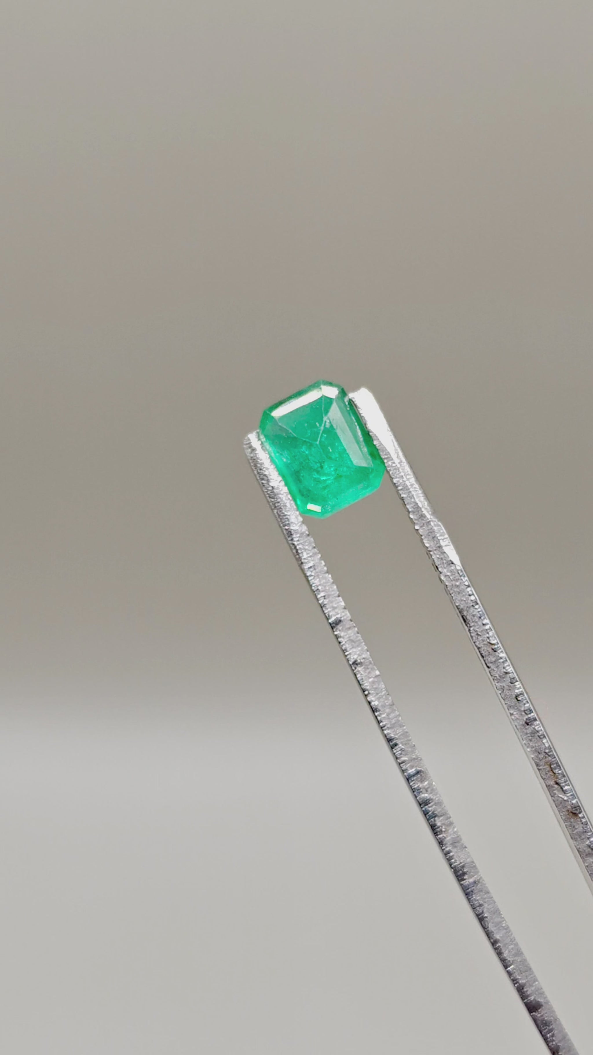 Natural Emerald 1.33 ct Octagonal – video 2