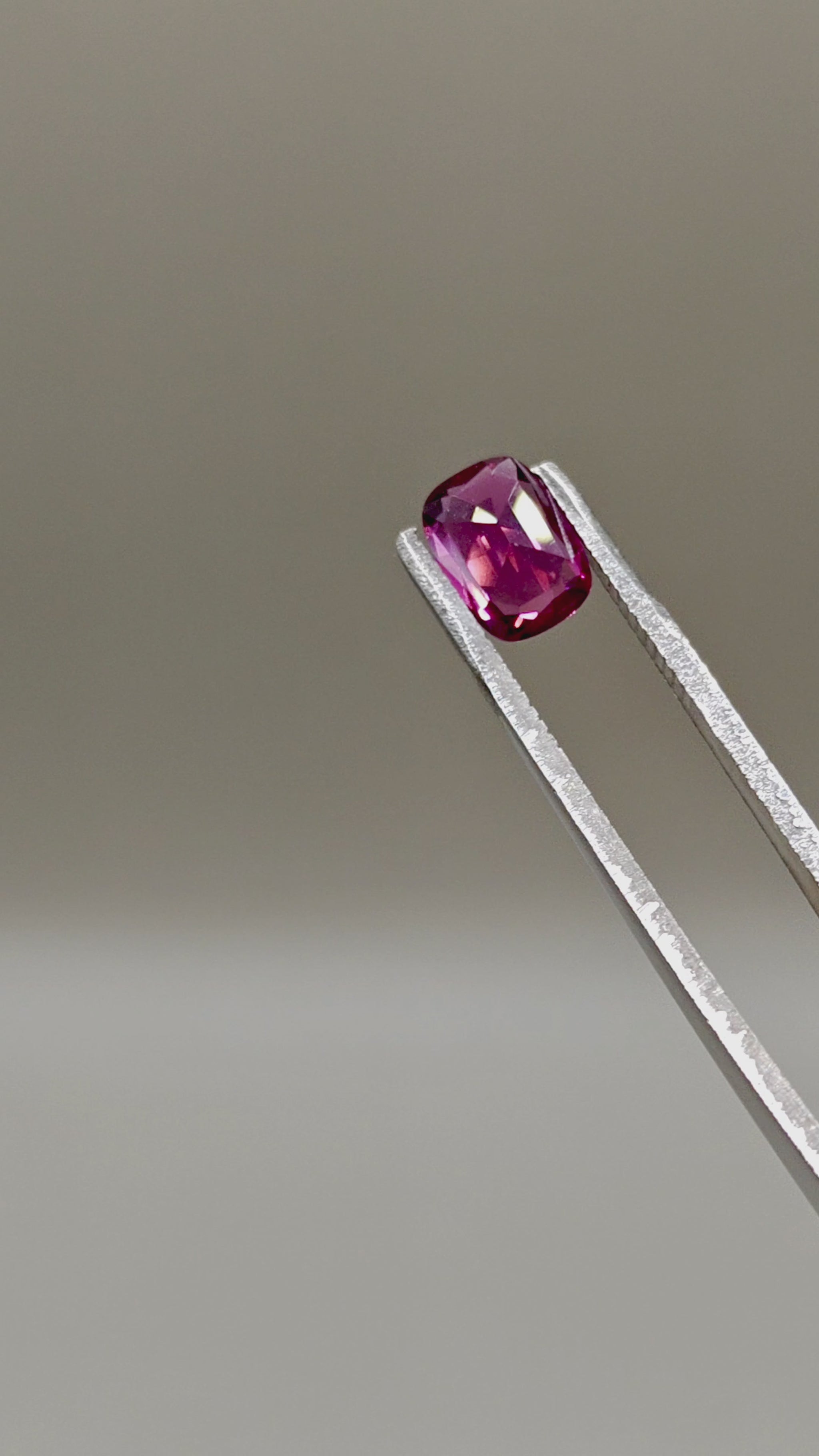 Natural Rhodolite 1.94 ct Cushion – video 2