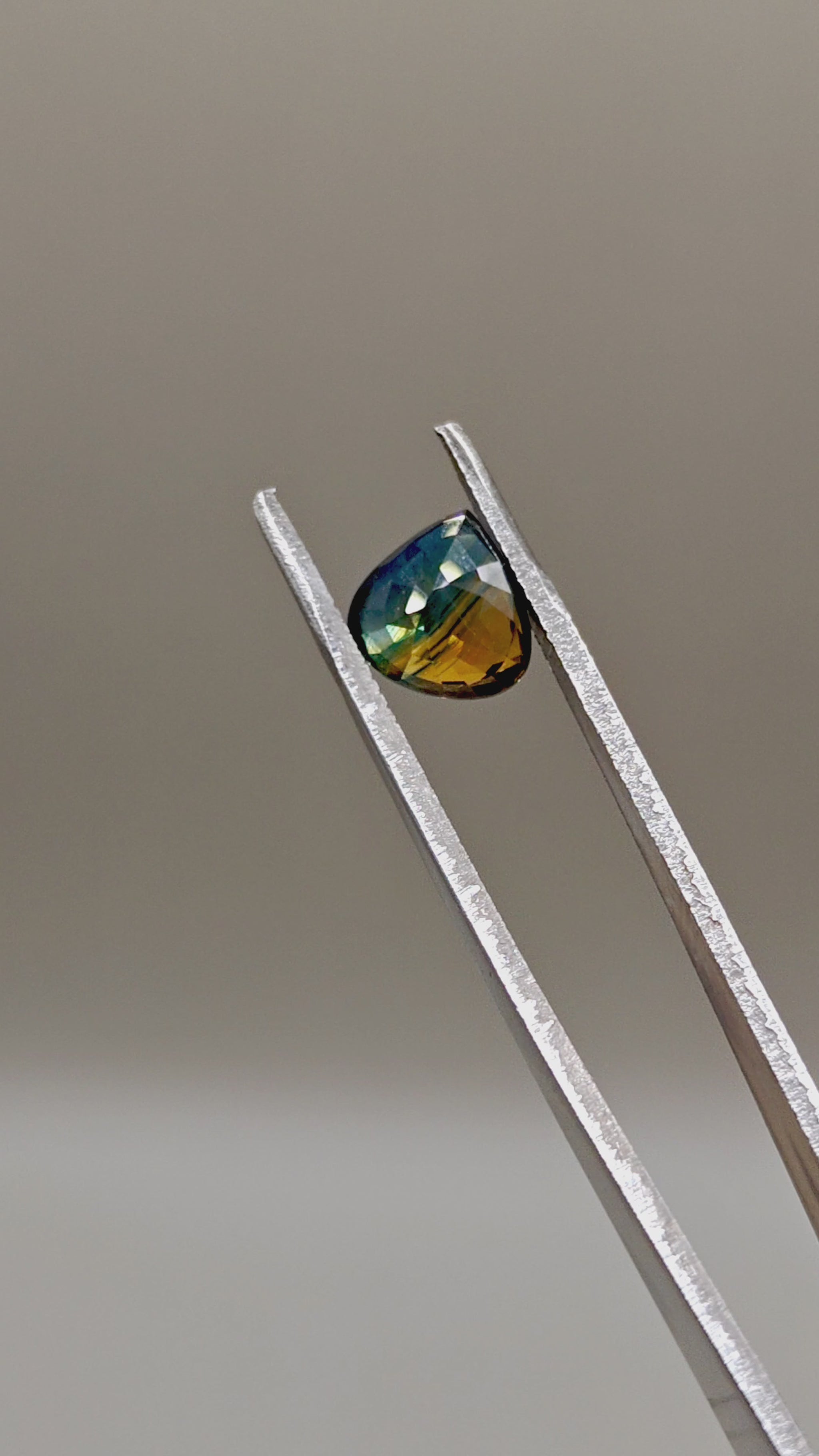 Natural Bi-Color Sapphire 3.36 ct Pear – video 3