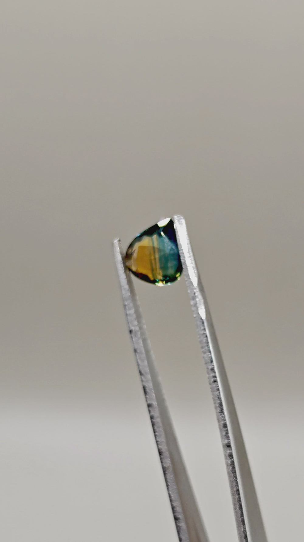 Natural Bi-Color Sapphire 3.36 ct Pear – video 2