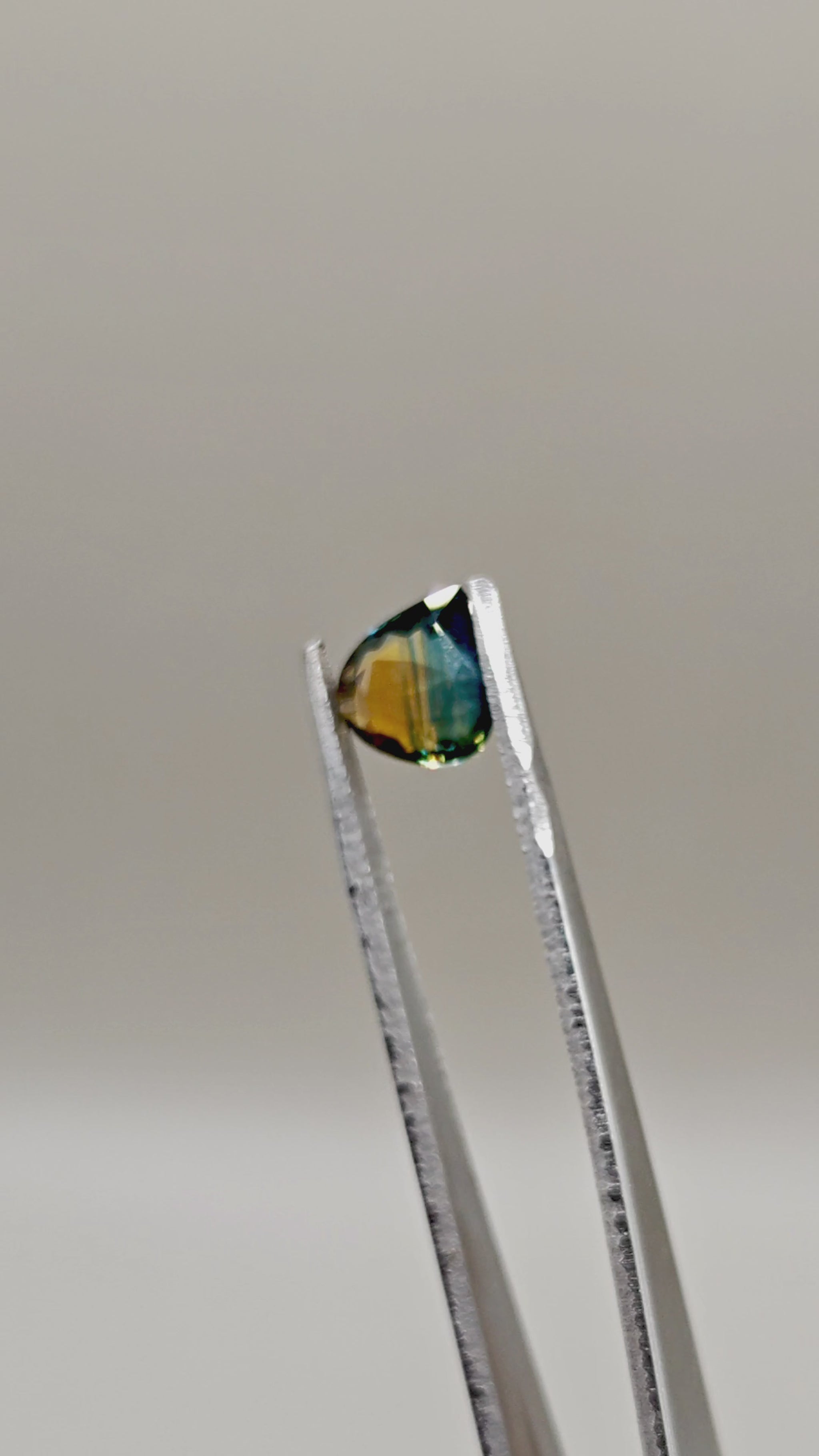 Natural Bi-Color Sapphire 3.36 ct Pear – video 2
