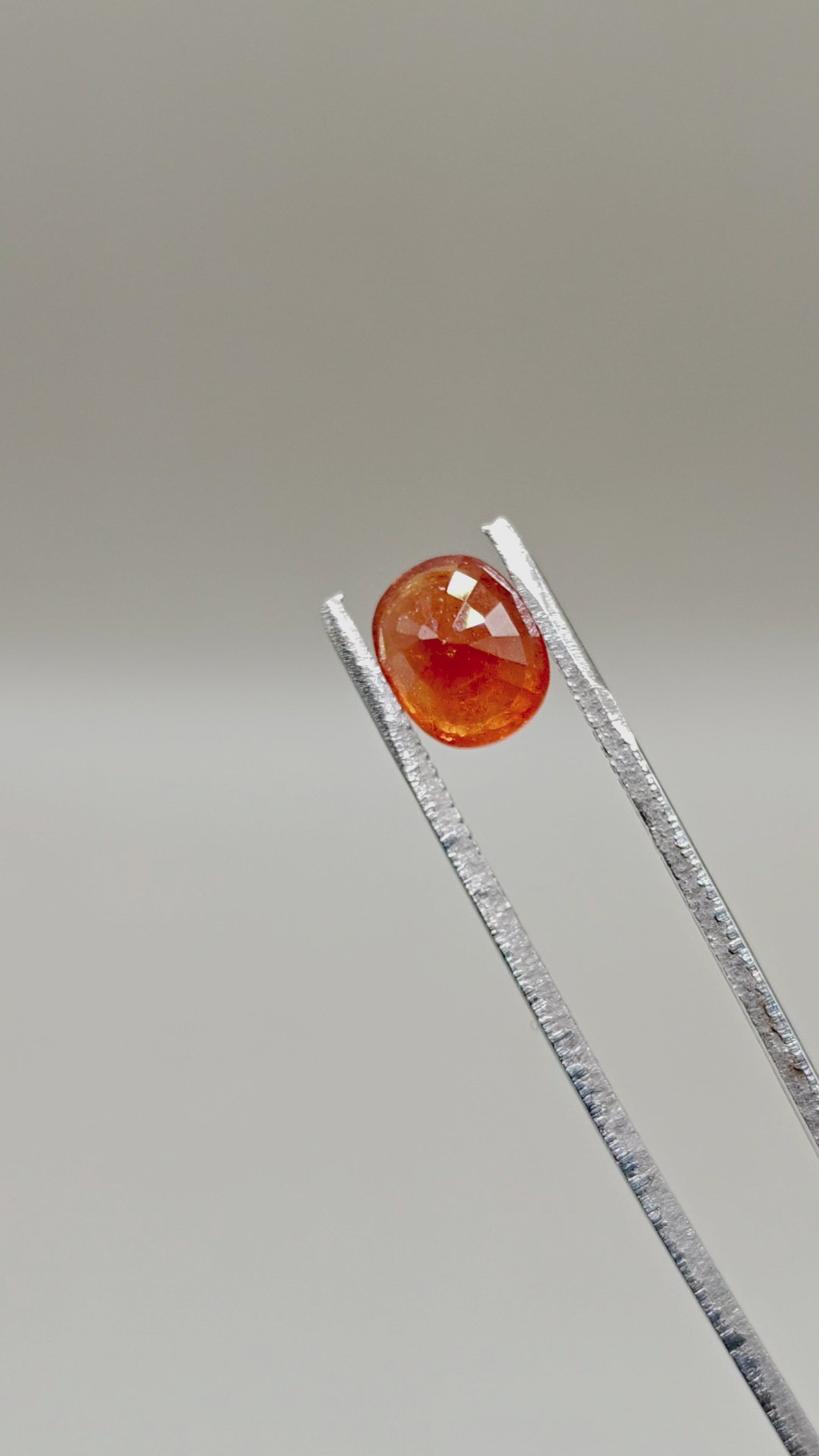 Natural Spessartite 3.49 ct Cushion – video 2