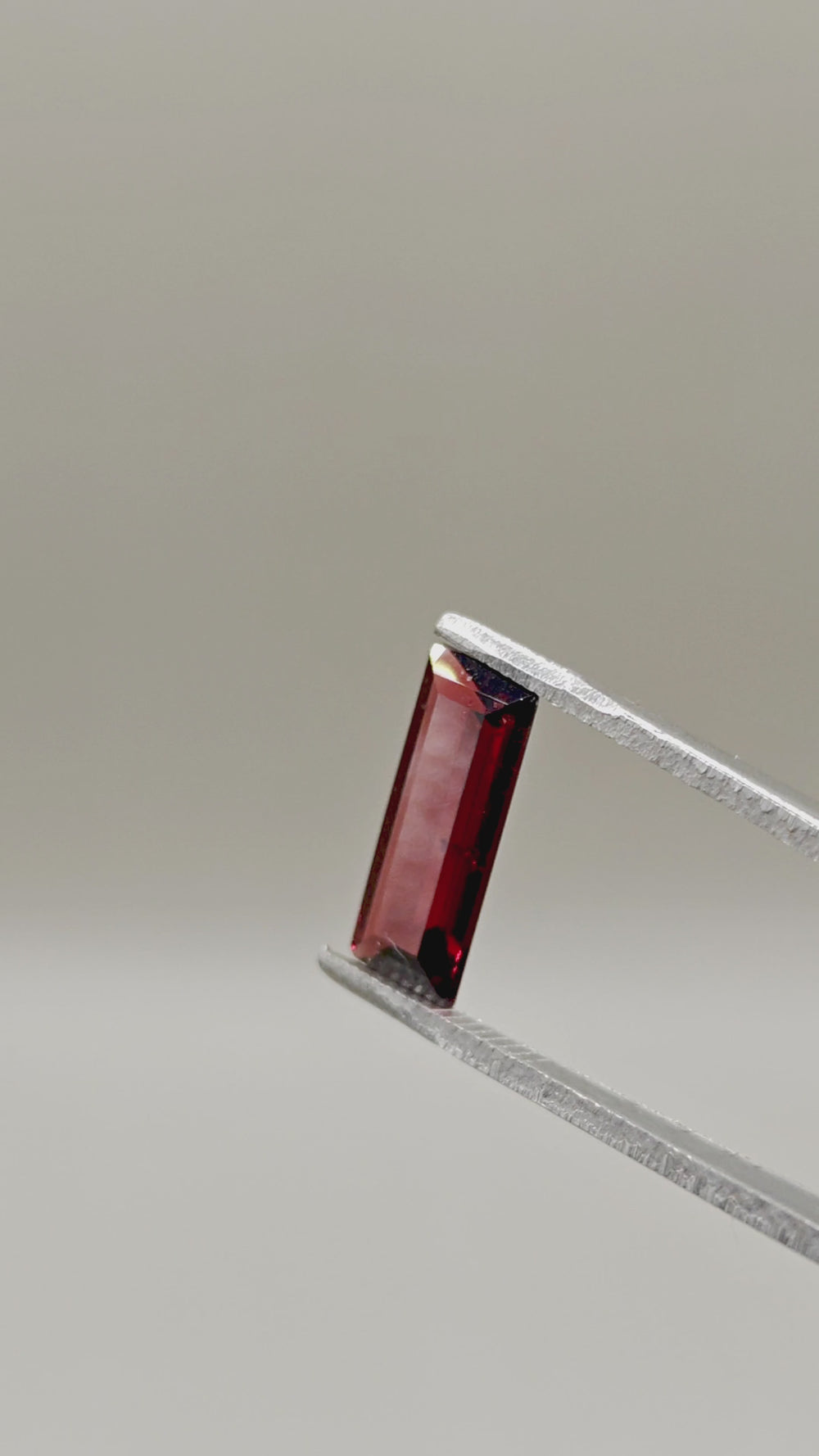 Natural Pyrope Almandine 4.42 ct Baguette – video 2