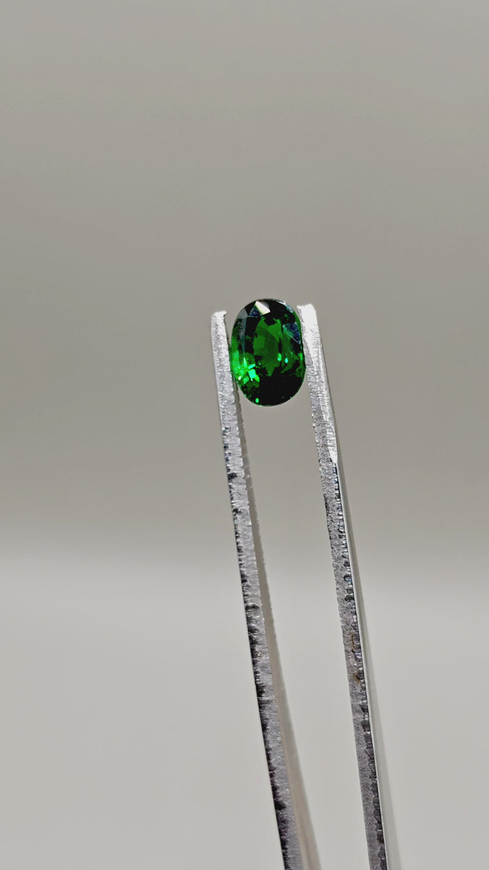 Natural Tsavorite 1.98 ct Oval – video