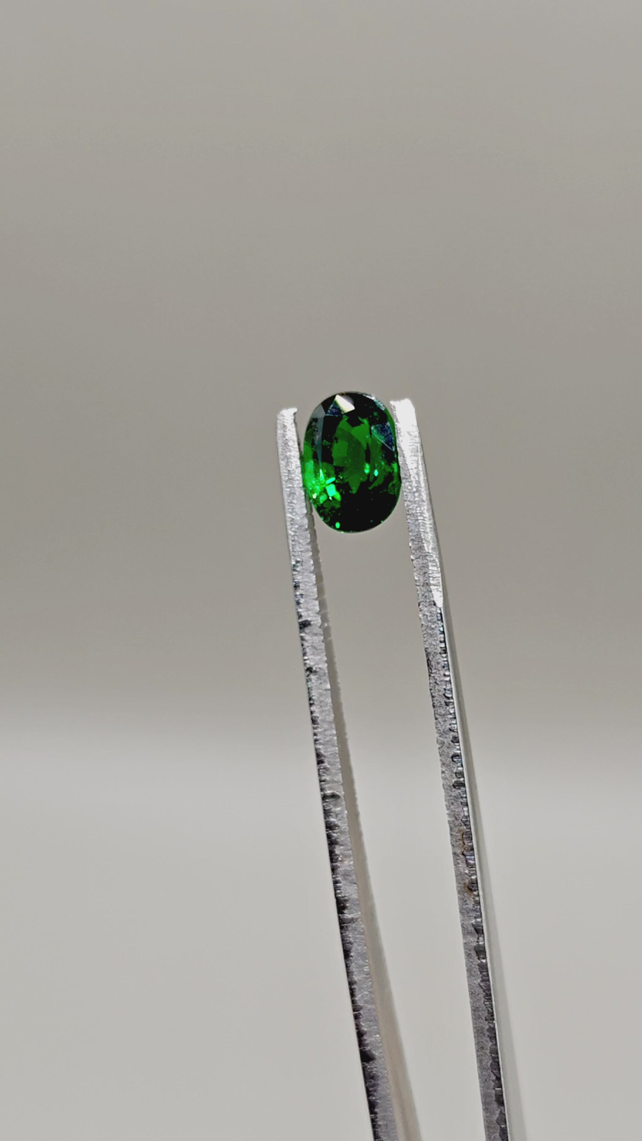 Natural Tsavorite 1.98 ct Oval – video