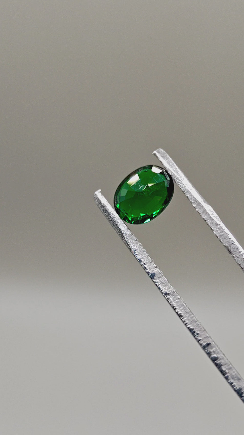 Natural Tsavorite 1.43 ct Oval – video 2